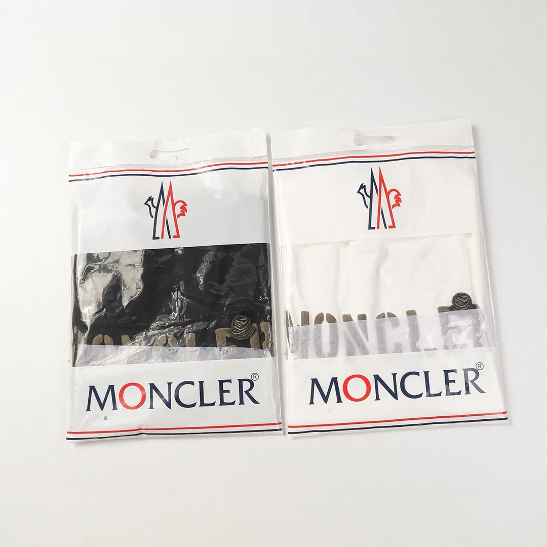 P134 Style No.: 832 〈MONCLER〉The price of the MONCLER is actually quite advantageous. Those who have been to the counters should know that the price of the MONCLER is not much cheaper than Gucci Burberry. It is just relatively low-key and unwilling to hype. It is a picture that you want to buy or not. It has an arrogant existence... Exclusively customized 270 grams of 32-count double yarn smooth cotton. The texture is very soft and comfortable. 100% different from the top fabrics in the market (does not shrink, deform, or pill). Matched with 320g 1*1 thread (fabric threads are dyed in the same vat, no color difference, threads are not easy to deform) Color: Black White Size: S-XL