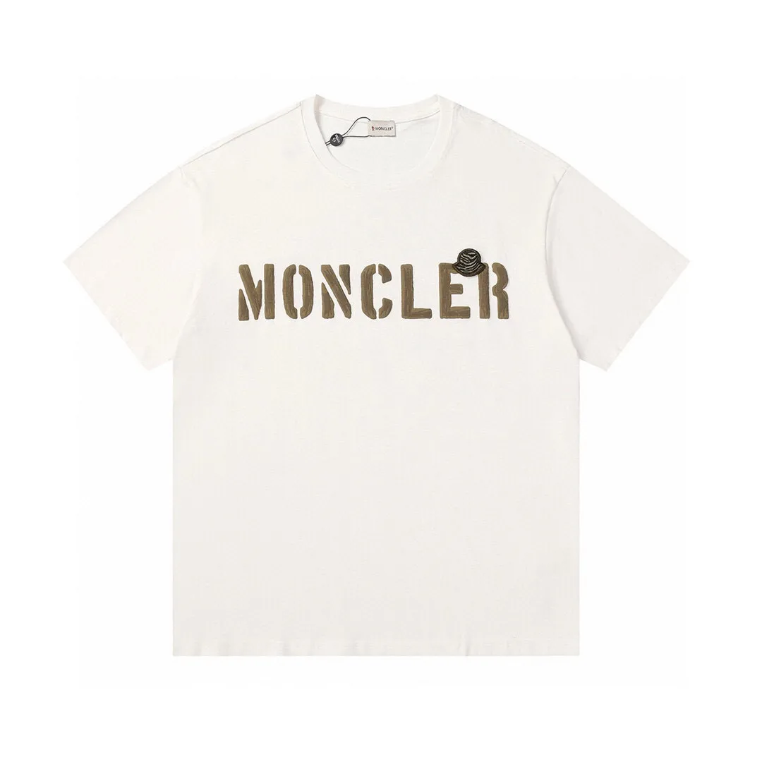 P134 Style No.: 832 〈MONCLER〉The price of the MONCLER is actually quite advantageous. Those who have been to the counters should know that the price of the MONCLER is not much cheaper than Gucci Burberry. It is just relatively low-key and unwilling to hype. It is a picture that you want to buy or not. It has an arrogant existence... Exclusively customized 270 grams of 32-count double yarn smooth cotton. The texture is very soft and comfortable. 100% different from the top fabrics in the market (does not shrink, deform, or pill). Matched with 320g 1*1 thread (fabric threads are dyed in the same vat, no color difference, threads are not easy to deform) Color: Black White Size: S-XL