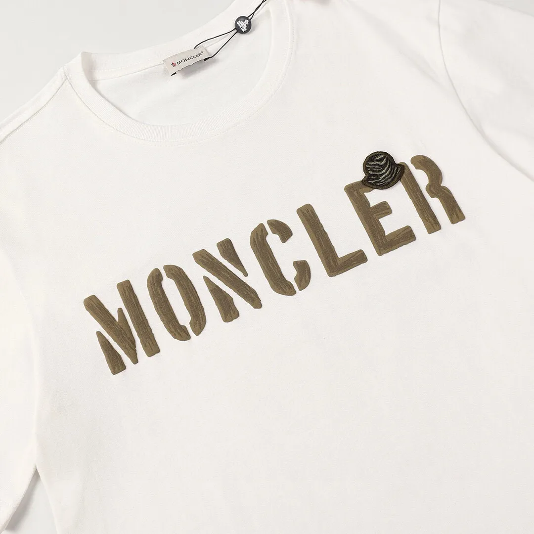 P134 Style No.: 832 〈MONCLER〉The price of the MONCLER is actually quite advantageous. Those who have been to the counters should know that the price of the MONCLER is not much cheaper than Gucci Burberry. It is just relatively low-key and unwilling to hype. It is a picture that you want to buy or not. It has an arrogant existence... Exclusively customized 270 grams of 32-count double yarn smooth cotton. The texture is very soft and comfortable. 100% different from the top fabrics in the market (does not shrink, deform, or pill). Matched with 320g 1*1 thread (fabric threads are dyed in the same vat, no color difference, threads are not easy to deform) Color: Black White Size: S-XL