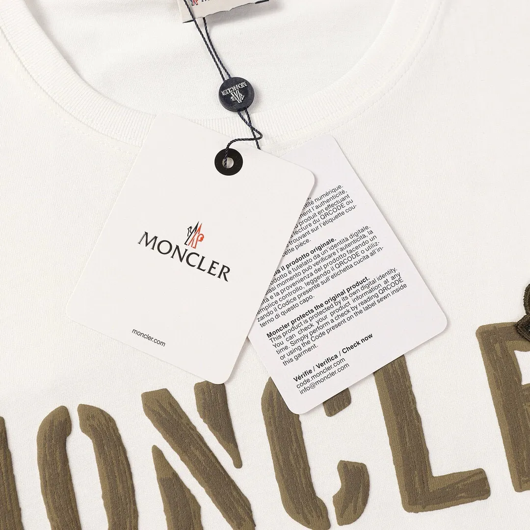 P134 Style No.: 832 〈MONCLER〉The price of the MONCLER is actually quite advantageous. Those who have been to the counters should know that the price of the MONCLER is not much cheaper than Gucci Burberry. It is just relatively low-key and unwilling to hype. It is a picture that you want to buy or not. It has an arrogant existence... Exclusively customized 270 grams of 32-count double yarn smooth cotton. The texture is very soft and comfortable. 100% different from the top fabrics in the market (does not shrink, deform, or pill). Matched with 320g 1*1 thread (fabric threads are dyed in the same vat, no color difference, threads are not easy to deform) Color: Black White Size: S-XL