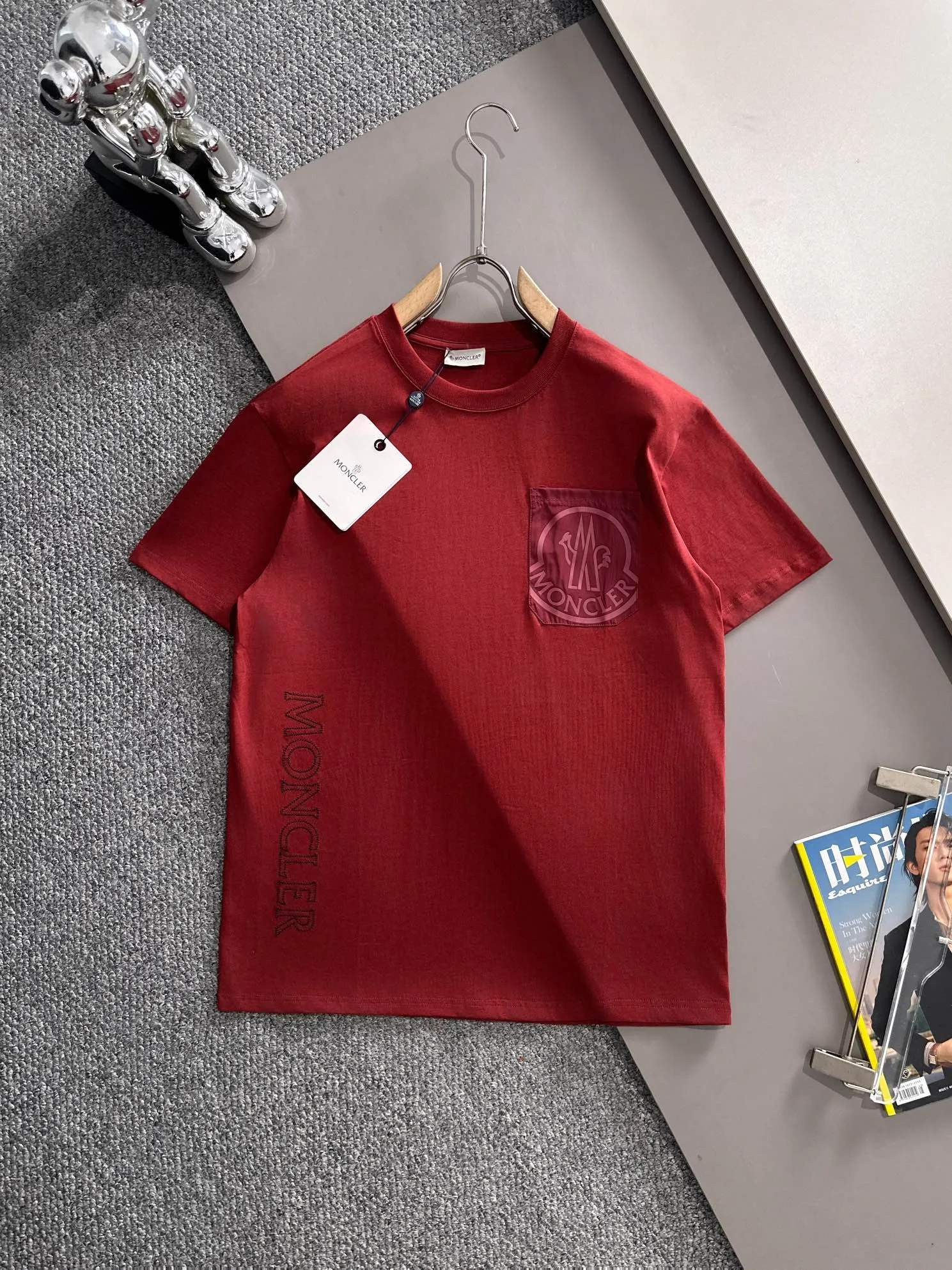 P160 Moncler 2025 new model Woven pocket splicing Hollow embroidered letter logo Uniform short-sleeved T-shirt for men and women ·Customized 260g 100% double yarn pure cotton fabric ·Dyeing 32 counts double-strand thread ·Collar label, hangtag, main mark and three labels complete Color: red Size: XS S M L