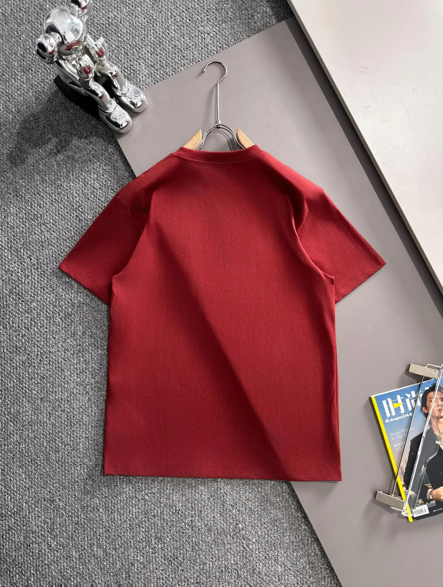 P160 Moncler 2025 new model Woven pocket splicing Hollow embroidered letter logo Uniform short-sleeved T-shirt for men and women ·Customized 260g 100% double yarn pure cotton fabric ·Dyeing 32 counts double-strand thread ·Collar label, hangtag, main mark and three labels complete Color: red Size: XS S M L