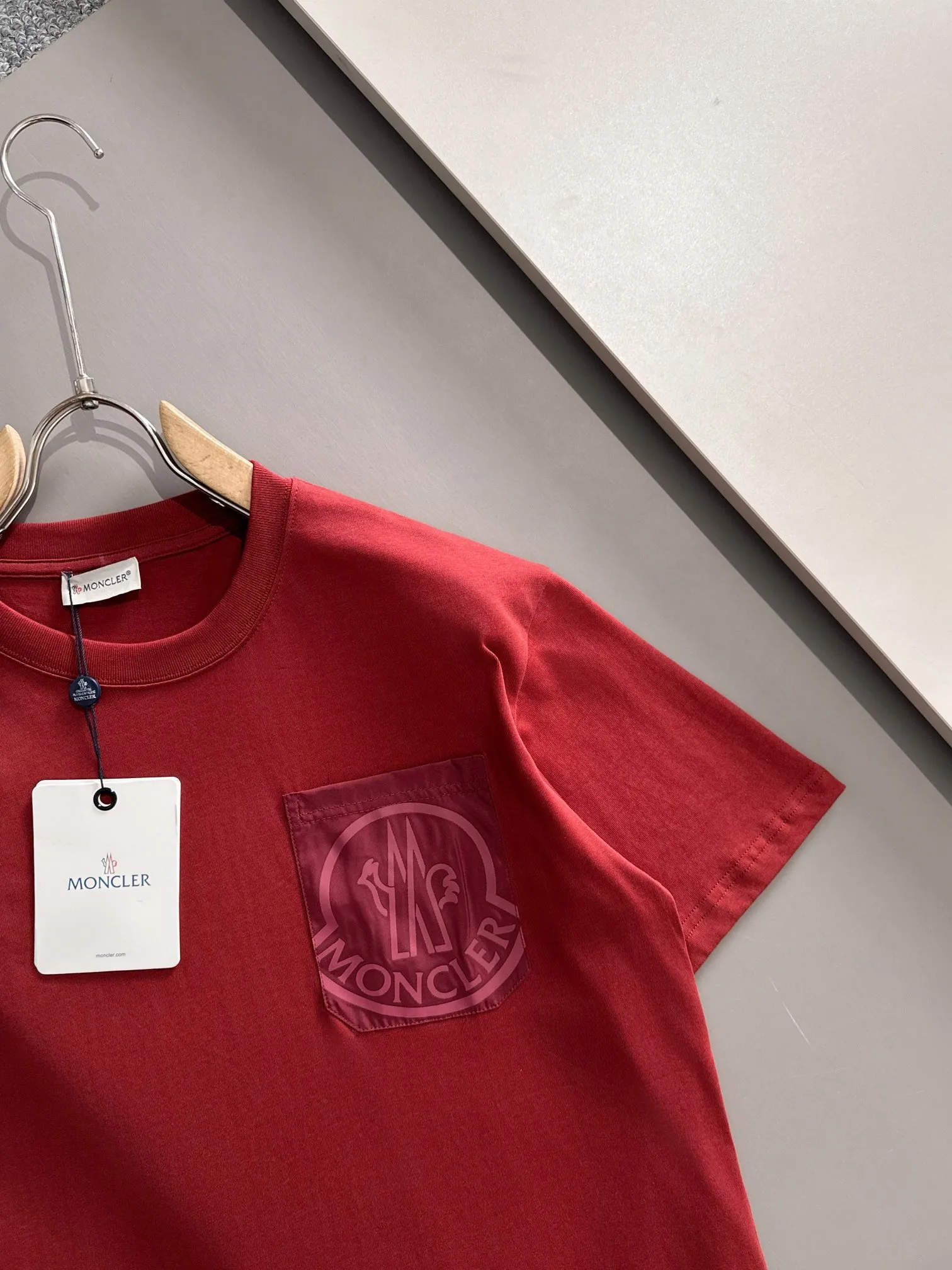 P160 Moncler 2025 new model Woven pocket splicing Hollow embroidered letter logo Uniform short-sleeved T-shirt for men and women ·Customized 260g 100% double yarn pure cotton fabric ·Dyeing 32 counts double-strand thread ·Collar label, hangtag, main mark and three labels complete Color: red Size: XS S M L