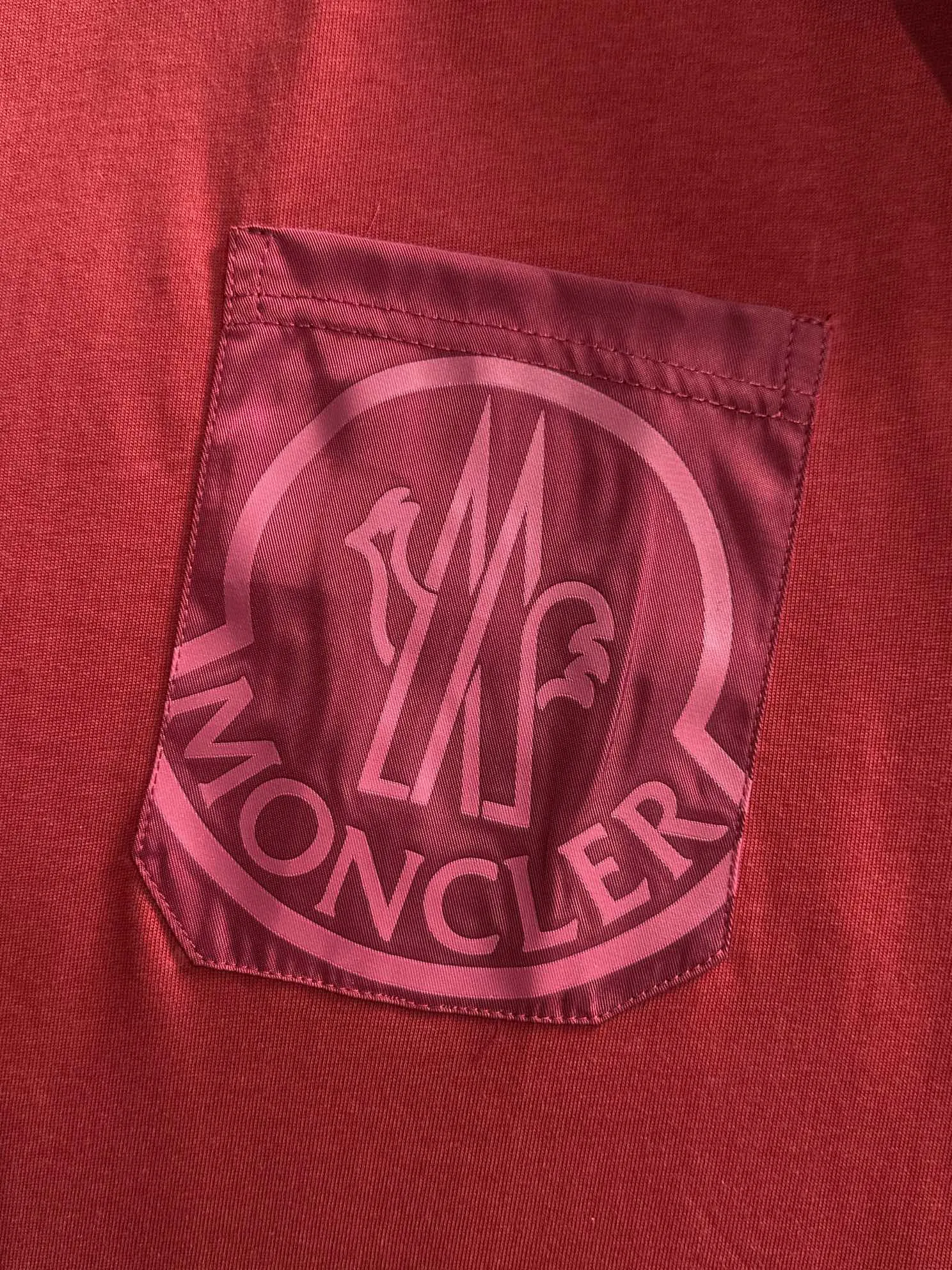 P160 Moncler 2025 new model Woven pocket splicing Hollow embroidered letter logo Uniform short-sleeved T-shirt for men and women ·Customized 260g 100% double yarn pure cotton fabric ·Dyeing 32 counts double-strand thread ·Collar label, hangtag, main mark and three labels complete Color: red Size: XS S M L