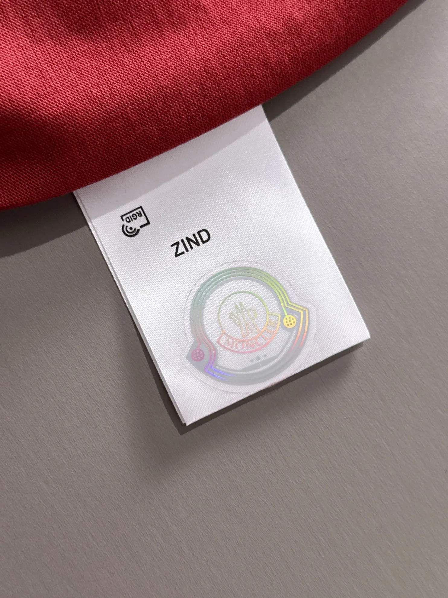 P160 Moncler 2025 new model Woven pocket splicing Hollow embroidered letter logo Uniform short-sleeved T-shirt for men and women ·Customized 260g 100% double yarn pure cotton fabric ·Dyeing 32 counts double-strand thread ·Collar label, hangtag, main mark and three labels complete Color: red Size: XS S M L