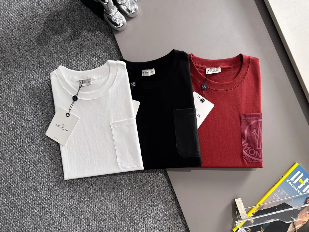 P160 Moncler 2025 new model Woven pocket splicing Hollow embroidered letter logo Uniform short-sleeved T-shirt for men and women ·Customized 260g 100% double yarn pure cotton fabric ·Dyeing 32 counts double-strand thread ·Collar label, hangtag, main mark and three labels complete Color: red Size: XS S M L