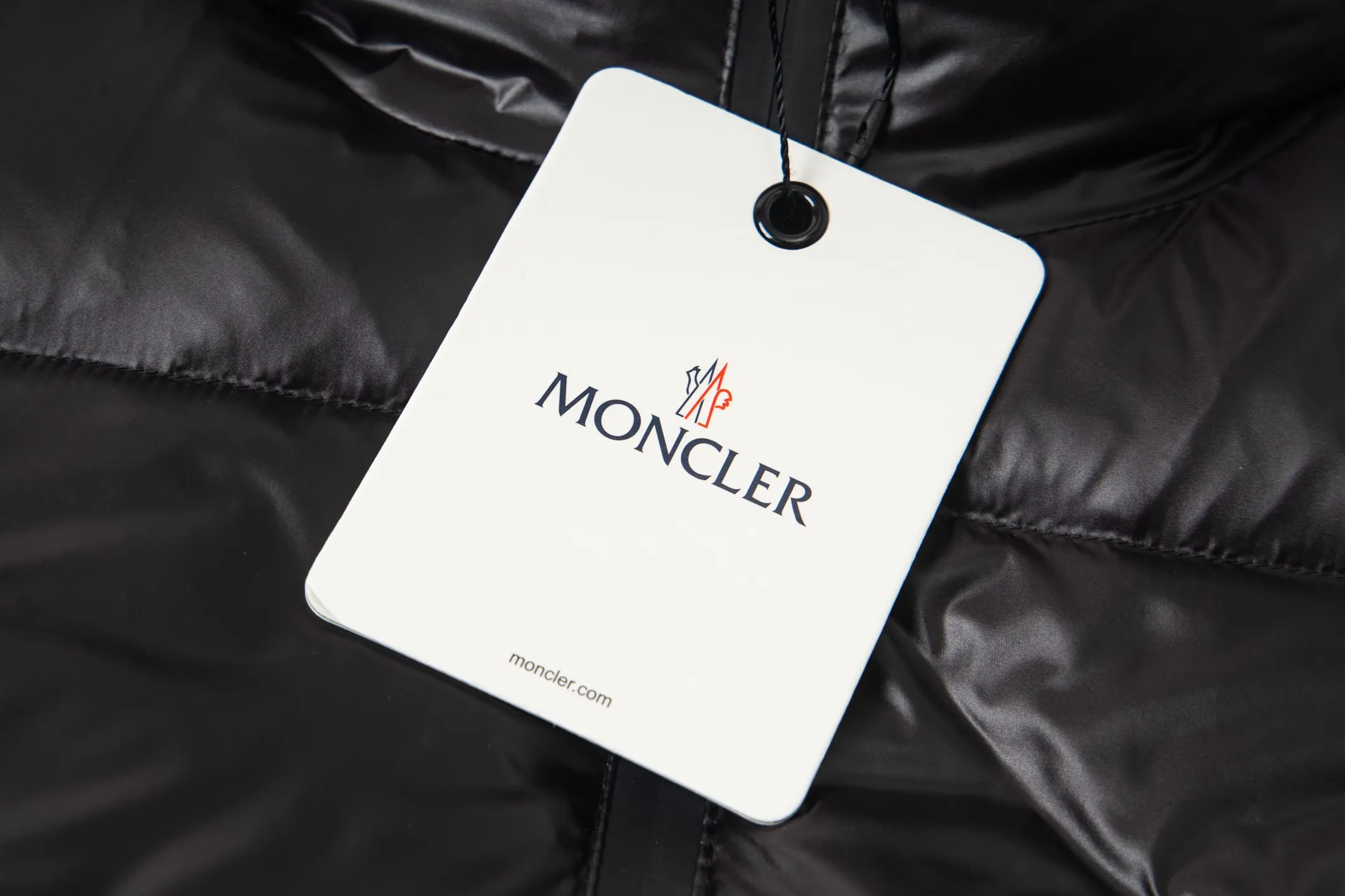 P1000 Moncler/Moncler official website 2025 autumn and winter new down jacket This is known as the most high-end down jacket, all 90 down, all three labels are complete with classic logo combination, the first sight is full of visual impact, better thermal performance, light and not heavy, and the fluffiness after compression is good, and it can gather heat and lock in temperature! Personalized color matching design, fresh and energetic! There are too many versions circulating on the market. In addition to the different fabric workmanship, the biggest difference is that the filling is not goose down at all but feather silk or tactile velvet, etc. It is not easy to tell the difference for those who don’t know. In addition, the fabrics and workmanship are definitely not of the same level. In short, look for us and you will never go astray. All exclusive full colors are purchased and developed with genuine products. If you understand the quality of our down jackets, you can trust us and recommend them with your eyes closed. All three standards are complete! Uniform series for men and women Sizes: 1 2 3 4 5