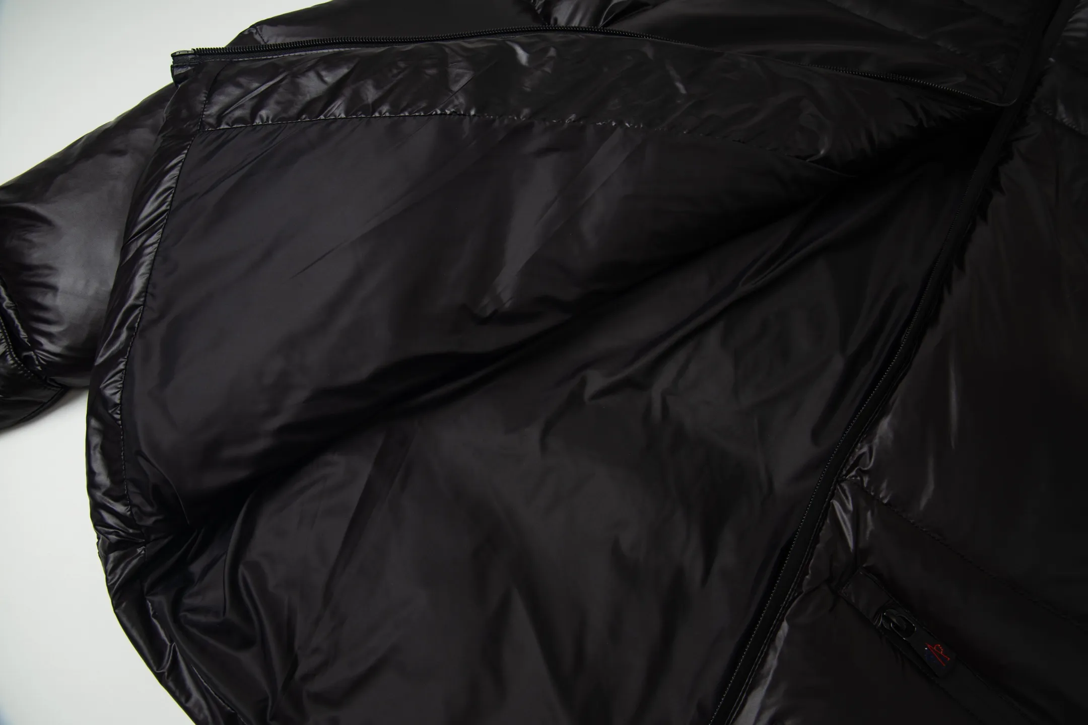 P1000 Moncler/Moncler official website 2025 autumn and winter new down jacket This is known as the most high-end down jacket, all 90 down, all three labels are complete with classic logo combination, the first sight is full of visual impact, better thermal performance, light and not heavy, and the fluffiness after compression is good, and it can gather heat and lock in temperature! Personalized color matching design, fresh and energetic! There are too many versions circulating on the market. In addition to the different fabric workmanship, the biggest difference is that the filling is not goose down at all but feather silk or tactile velvet, etc. It is not easy to tell the difference for those who don’t know. In addition, the fabrics and workmanship are definitely not of the same level. In short, look for us and you will never go astray. All exclusive full colors are purchased and developed with genuine products. If you understand the quality of our down jackets, you can trust us and recommend them with your eyes closed. All three standards are complete! Uniform series for men and women Sizes: 1 2 3 4 5