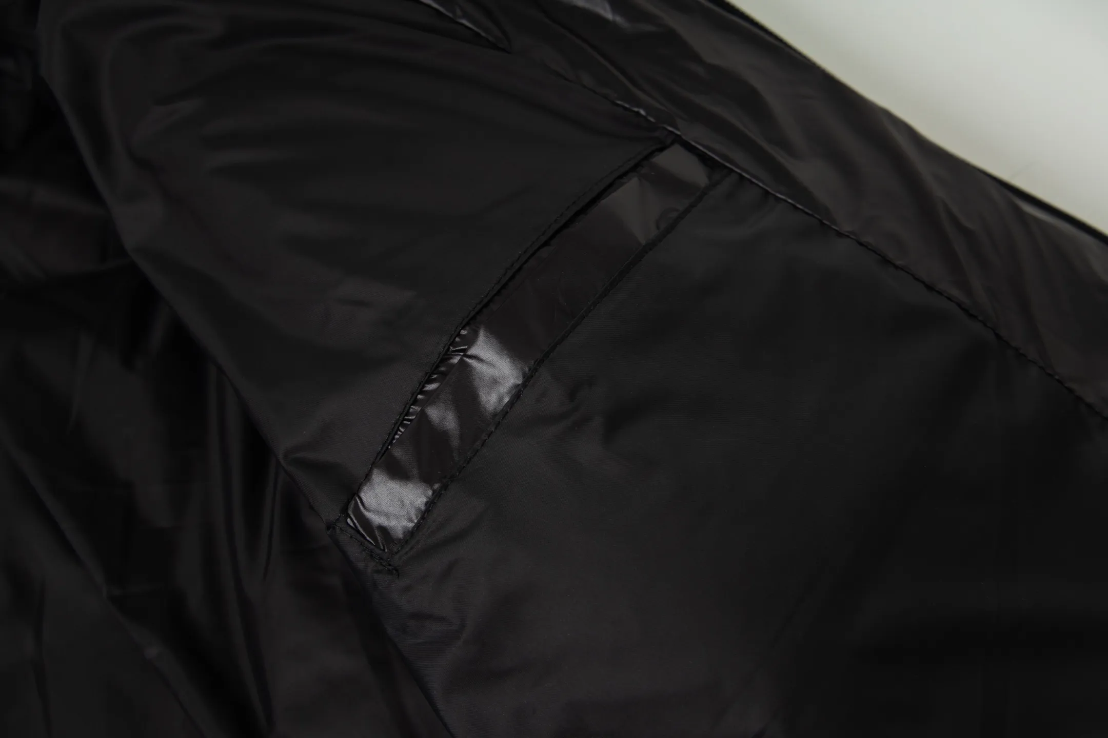 P1000 Moncler/Moncler official website 2025 autumn and winter new down jacket This is known as the most high-end down jacket, all 90 down, all three labels are complete with classic logo combination, the first sight is full of visual impact, better thermal performance, light and not heavy, and the fluffiness after compression is good, and it can gather heat and lock in temperature! Personalized color matching design, fresh and energetic! There are too many versions circulating on the market. In addition to the different fabric workmanship, the biggest difference is that the filling is not goose down at all but feather silk or tactile velvet, etc. It is not easy to tell the difference for those who don’t know. In addition, the fabrics and workmanship are definitely not of the same level. In short, look for us and you will never go astray. All exclusive full colors are purchased and developed with genuine products. If you understand the quality of our down jackets, you can trust us and recommend them with your eyes closed. All three standards are complete! Uniform series for men and women Sizes: 1 2 3 4 5