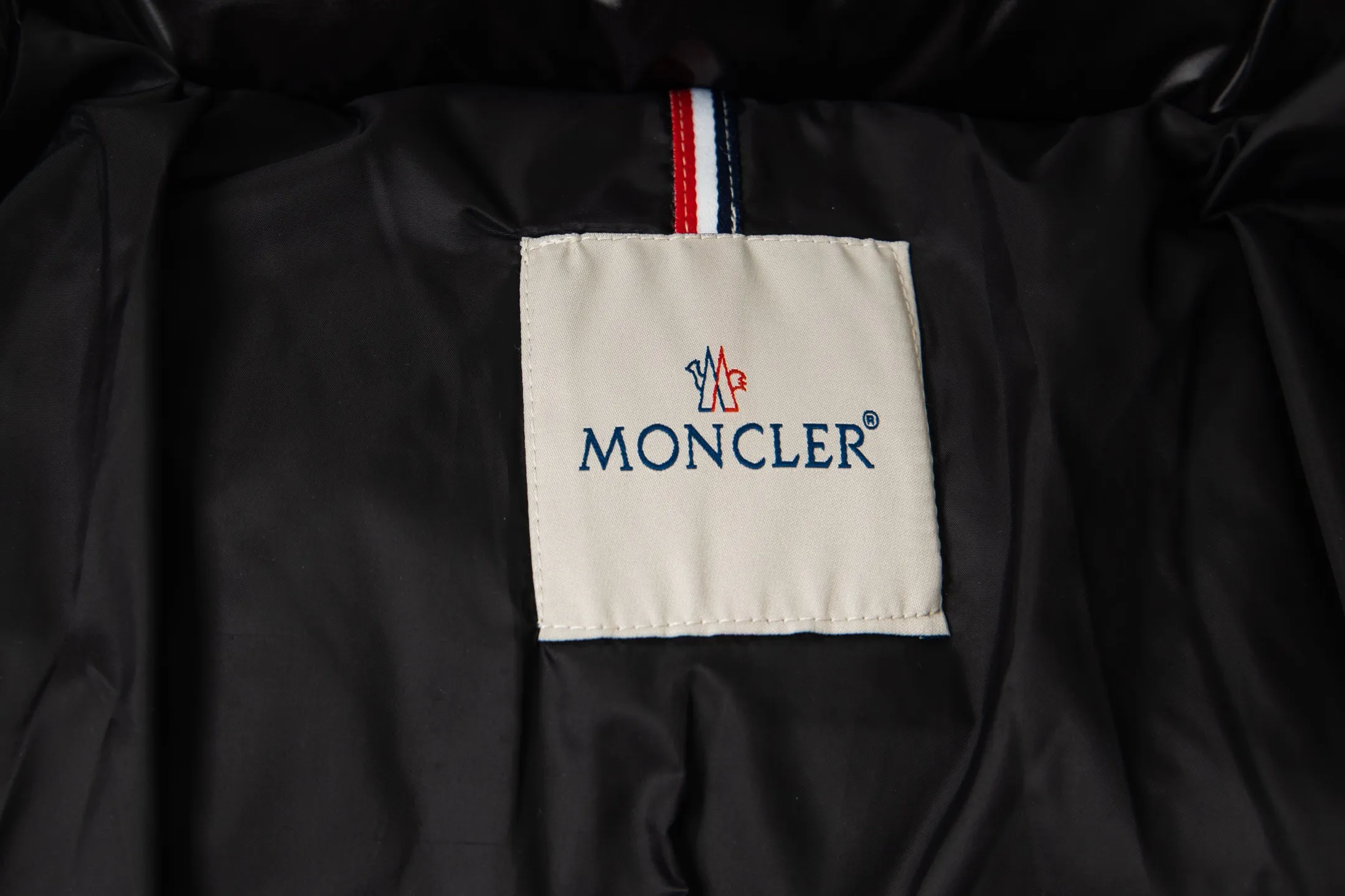 P1000 Moncler/Moncler official website 2025 autumn and winter new down jacket This is known as the most high-end down jacket, all 90 down, all three labels are complete with classic logo combination, the first sight is full of visual impact, better thermal performance, light and not heavy, and the fluffiness after compression is good, and it can gather heat and lock in temperature! Personalized color matching design, fresh and energetic! There are too many versions circulating on the market. In addition to the different fabric workmanship, the biggest difference is that the filling is not goose down at all but feather silk or tactile velvet, etc. It is not easy to tell the difference for those who don’t know. In addition, the fabrics and workmanship are definitely not of the same level. In short, look for us and you will never go astray. All exclusive full colors are purchased and developed with genuine products. If you understand the quality of our down jackets, you can trust us and recommend them with your eyes closed. All three standards are complete! Uniform series for men and women Sizes: 1 2 3 4 5