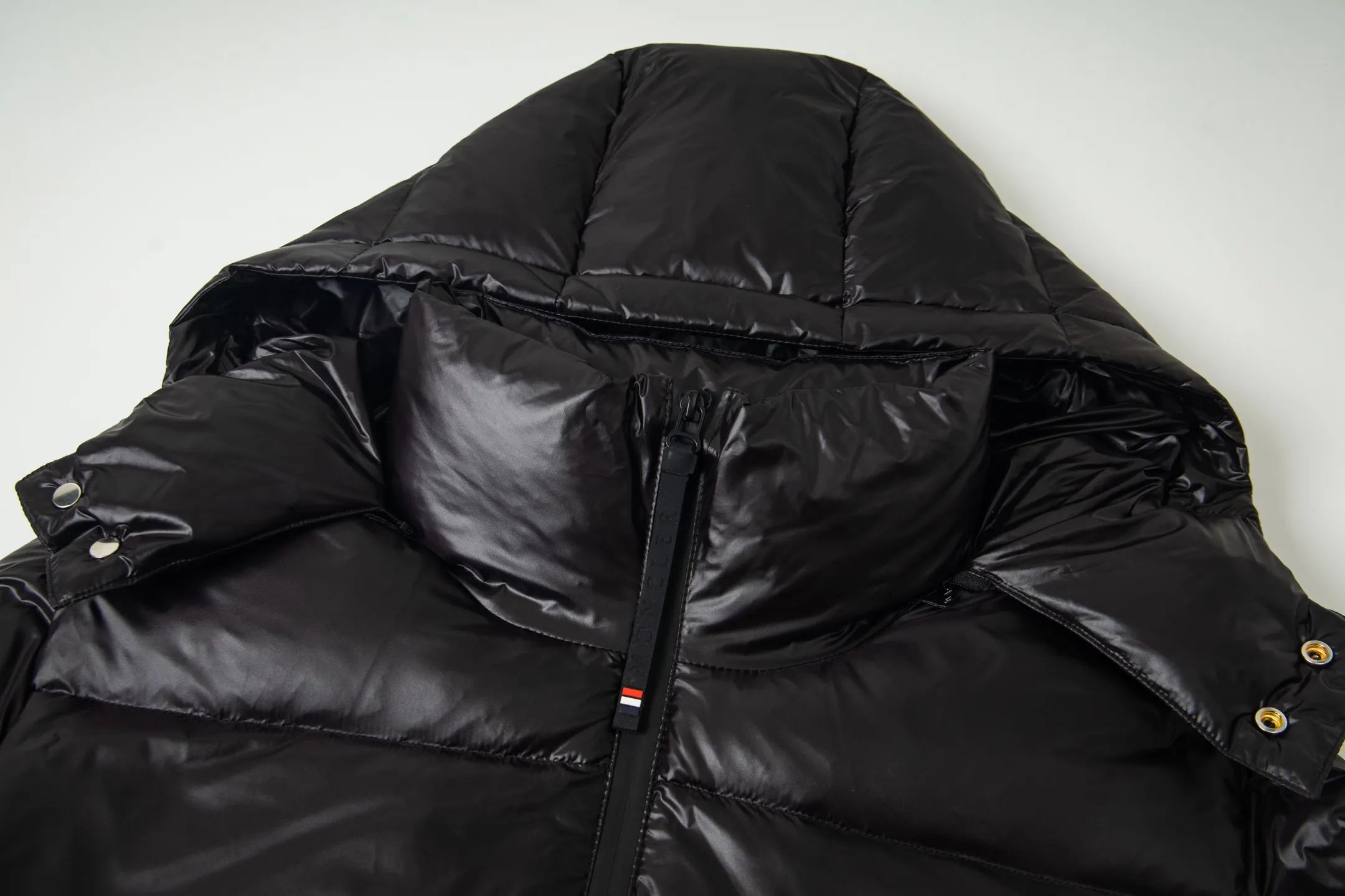 P1000 Moncler/Moncler official website 2025 autumn and winter new down jacket This is known as the most high-end down jacket, all 90 down, all three labels are complete with classic logo combination, the first sight is full of visual impact, better thermal performance, light and not heavy, and the fluffiness after compression is good, and it can gather heat and lock in temperature! Personalized color matching design, fresh and energetic! There are too many versions circulating on the market. In addition to the different fabric workmanship, the biggest difference is that the filling is not goose down at all but feather silk or tactile velvet, etc. It is not easy to tell the difference for those who don’t know. In addition, the fabrics and workmanship are definitely not of the same level. In short, look for us and you will never go astray. All exclusive full colors are purchased and developed with genuine products. If you understand the quality of our down jackets, you can trust us and recommend them with your eyes closed. All three standards are complete! Uniform series for men and women Sizes: 1 2 3 4 5