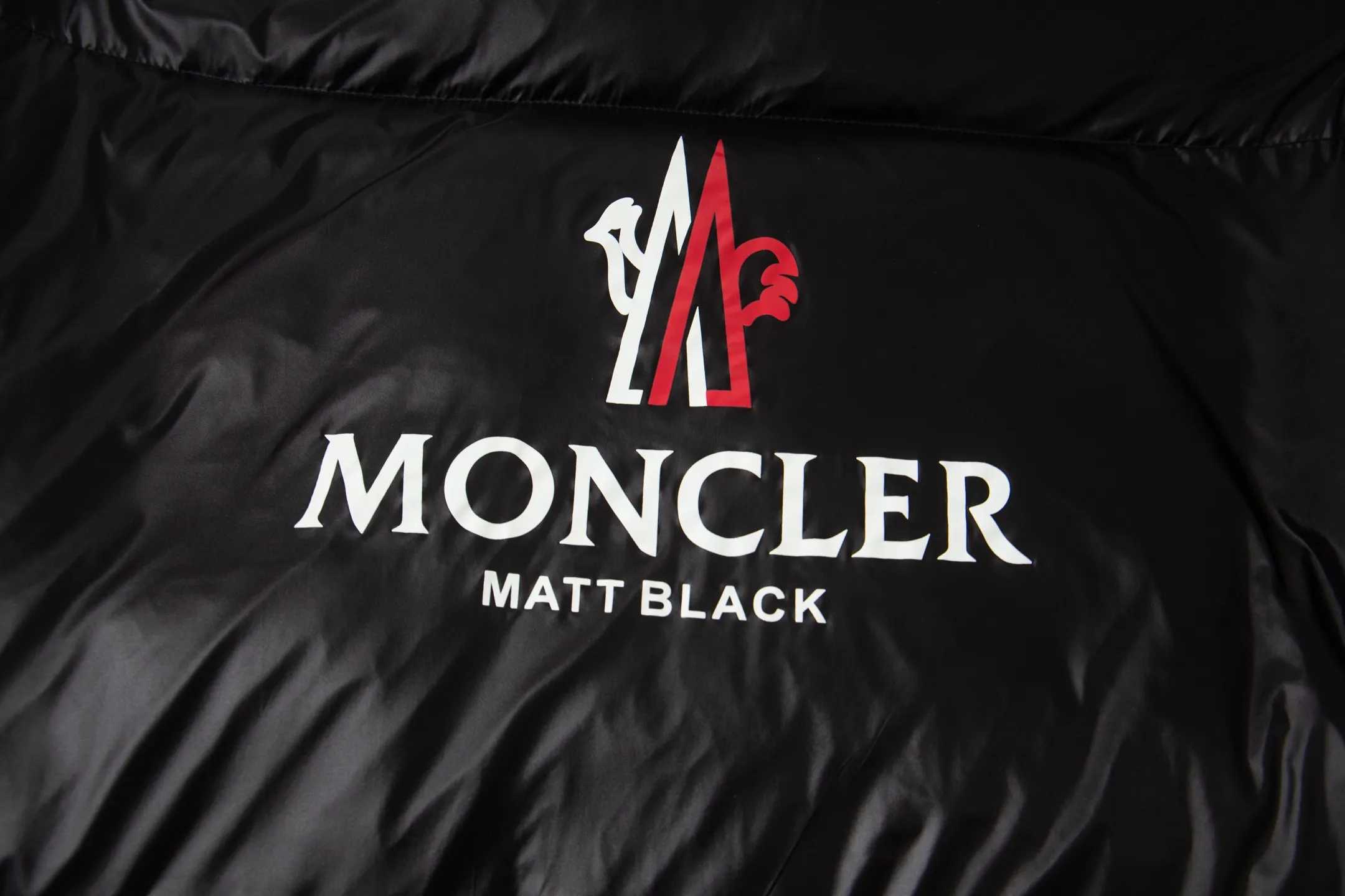 P1000 Moncler/Moncler official website 2025 autumn and winter new down jacket This is known as the most high-end down jacket, all 90 down, all three labels are complete with classic logo combination, the first sight is full of visual impact, better thermal performance, light and not heavy, and the fluffiness after compression is good, and it can gather heat and lock in temperature! Personalized color matching design, fresh and energetic! There are too many versions circulating on the market. In addition to the different fabric workmanship, the biggest difference is that the filling is not goose down at all but feather silk or tactile velvet, etc. It is not easy to tell the difference for those who don’t know. In addition, the fabrics and workmanship are definitely not of the same level. In short, look for us and you will never go astray. All exclusive full colors are purchased and developed with genuine products. If you understand the quality of our down jackets, you can trust us and recommend them with your eyes closed. All three standards are complete! Uniform series for men and women Sizes: 1 2 3 4 5