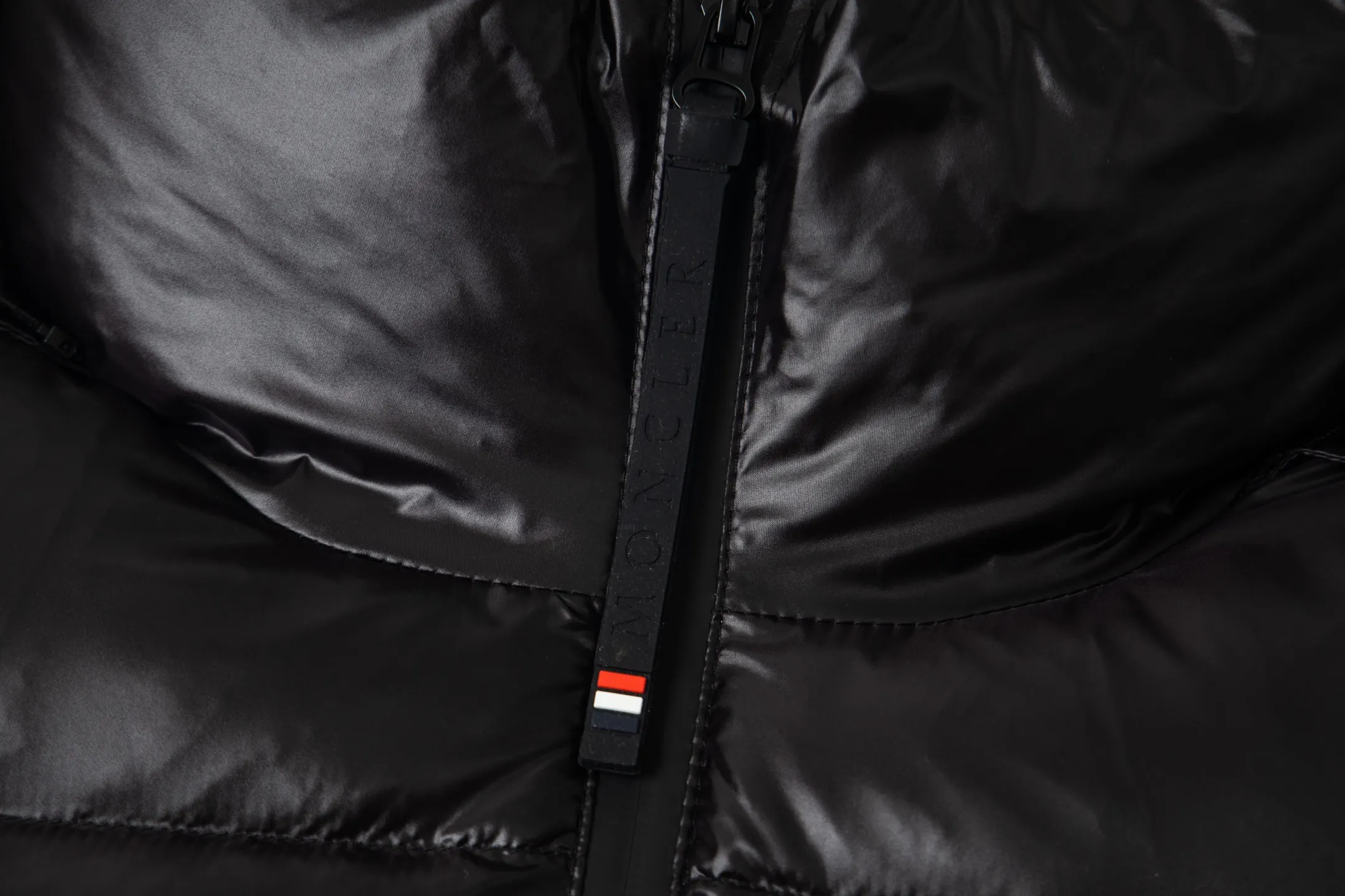 P1000 Moncler/Moncler official website 2025 autumn and winter new down jacket This is known as the most high-end down jacket, all 90 down, all three labels are complete with classic logo combination, the first sight is full of visual impact, better thermal performance, light and not heavy, and the fluffiness after compression is good, and it can gather heat and lock in temperature! Personalized color matching design, fresh and energetic! There are too many versions circulating on the market. In addition to the different fabric workmanship, the biggest difference is that the filling is not goose down at all but feather silk or tactile velvet, etc. It is not easy to tell the difference for those who don’t know. In addition, the fabrics and workmanship are definitely not of the same level. In short, look for us and you will never go astray. All exclusive full colors are purchased and developed with genuine products. If you understand the quality of our down jackets, you can trust us and recommend them with your eyes closed. All three standards are complete! Uniform series for men and women Sizes: 1 2 3 4 5