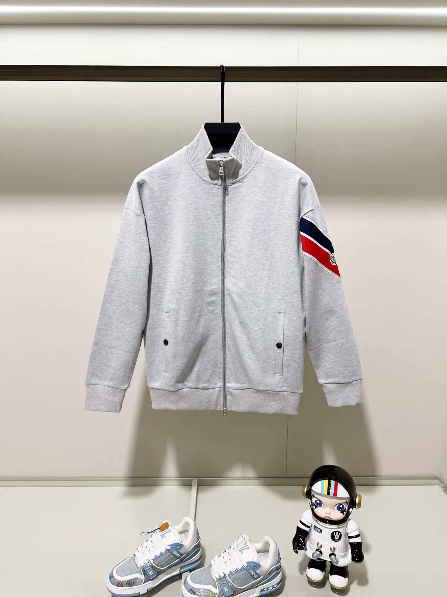 P270 MONCLER/Mask Custom fabric suit zipper jacket Red and blue ribbon splicing design brand Zhangzi LOGO process Official synchronization High version High quality Fashion personality Versatile trend Pure original quality Original fabric Hang tag Collar label Washed wheat Complete three standards Color: blue. Gray. Size: S-2XL