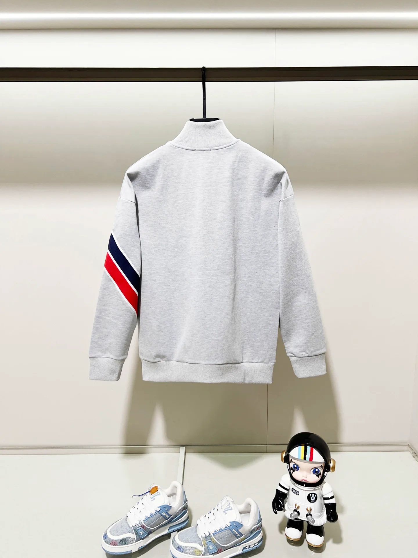 P270 MONCLER/Mask Custom fabric suit zipper jacket Red and blue ribbon splicing design brand Zhangzi LOGO process Official synchronization High version High quality Fashion personality Versatile trend Pure original quality Original fabric Hang tag Collar label Washed wheat Complete three standards Color: blue. Gray. Size: S-2XL