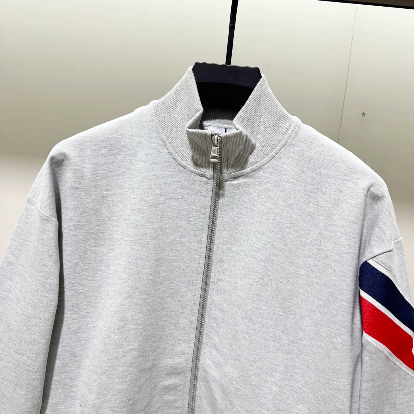 P270 MONCLER/Mask Custom fabric suit zipper jacket Red and blue ribbon splicing design brand Zhangzi LOGO process Official synchronization High version High quality Fashion personality Versatile trend Pure original quality Original fabric Hang tag Collar label Washed wheat Complete three standards Color: blue. Gray. Size: S-2XL