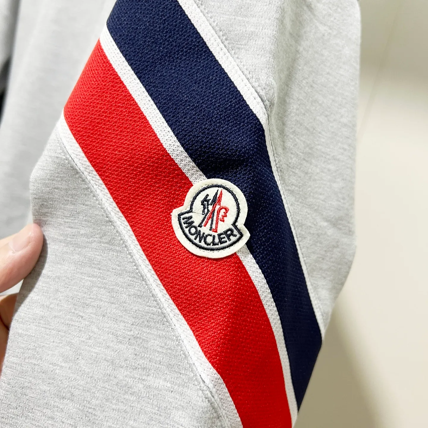 P270 MONCLER/Mask Custom fabric suit zipper jacket Red and blue ribbon splicing design brand Zhangzi LOGO process Official synchronization High version High quality Fashion personality Versatile trend Pure original quality Original fabric Hang tag Collar label Washed wheat Complete three standards Color: blue. Gray. Size: S-2XL