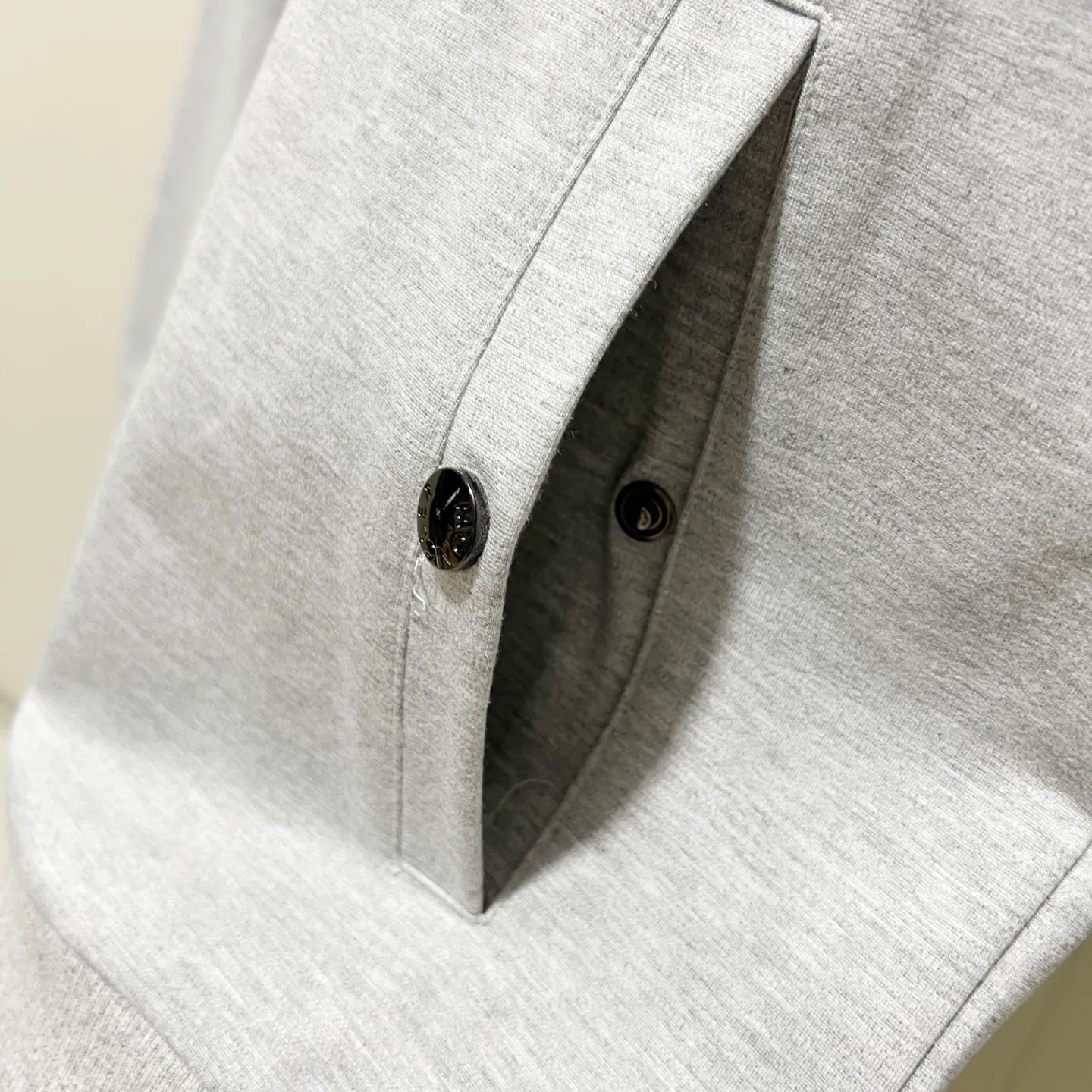 P270 MONCLER/Mask Custom fabric suit zipper jacket Red and blue ribbon splicing design brand Zhangzi LOGO process Official synchronization High version High quality Fashion personality Versatile trend Pure original quality Original fabric Hang tag Collar label Washed wheat Complete three standards Color: blue. Gray. Size: S-2XL