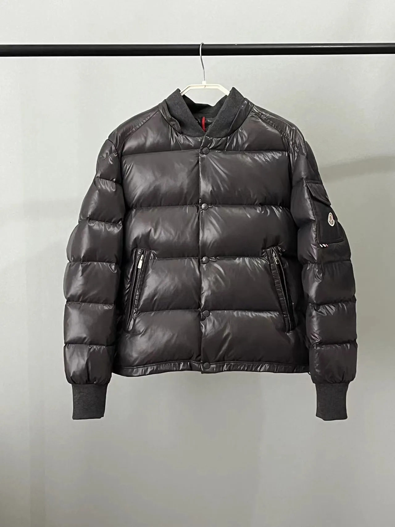 P920 ⬆️🆕❤️2️⃣0️⃣2️⃣4️⃣🆕MONCLER, the latest winter model, couple model, is on sale simultaneously on the official website! This down jacket has a great sense of design and looks, and you can buy it directly with quality control. It’s a high-end product that you can’t go wrong with! Simple and elegant design~Classic flap pocket design on the sleeves and arms~The overall design makes this dress unique! It is made of imported high-tech fabrics and is filled with white duck down. The texture and shape of the fabric are exquisite. You can feel its powerful aura through the detailed pictures. It also has superior handsomeness and thermal performance, making it easy to wear in various occasions! With polythermal insulation, you don’t have to worry about a little chill! It shows off the style and is also very warm at the same time (hat 🉑removable)~ Color: Black Red Gray Size: 1-2-3-4-5 (M~3XL)