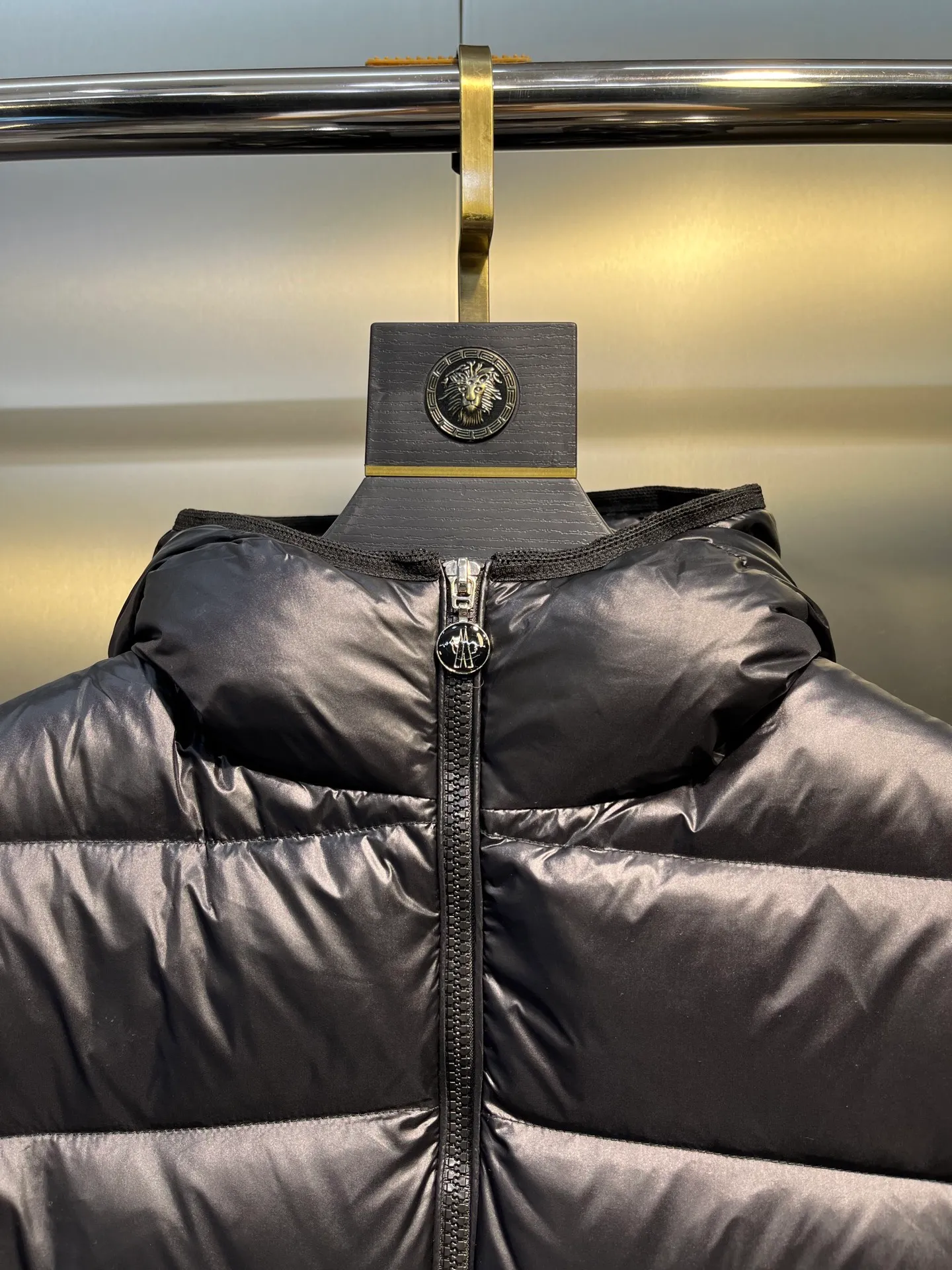P980 moncler 🌟 2025 autumn and winter new down jacket. Original customized hardware accessories are all imported and original customization. Welcome to compare. Absolutely high quality. Made of top 90 white duck down. Super soft. Filled with fluffy and full feathers. Super heavy work. Fabric workmanship and perfect pattern. Pay attention to the fabric. Super comfortable. Exclusive model. Non-market goods. Same sizes for men and women.  size: 1234