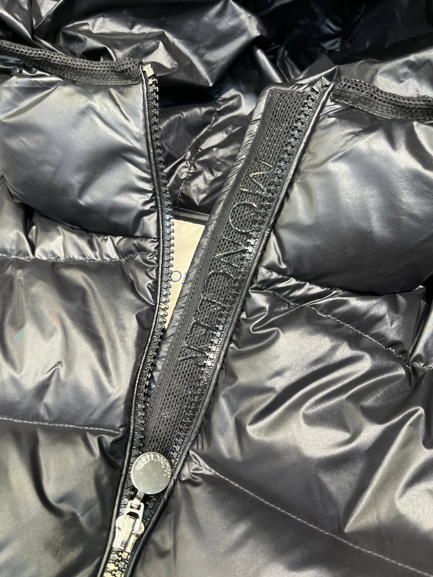 P980 moncler 🌟 2025 autumn and winter new down jacket. Original customized hardware accessories are all imported and original customization. Welcome to compare. Absolutely high quality. Made of top 90 white duck down. Super soft. Filled with fluffy and full feathers. Super heavy work. Fabric workmanship and perfect pattern. Pay attention to the fabric. Super comfortable. Exclusive model. Non-market goods. Same sizes for men and women.  size: 1234