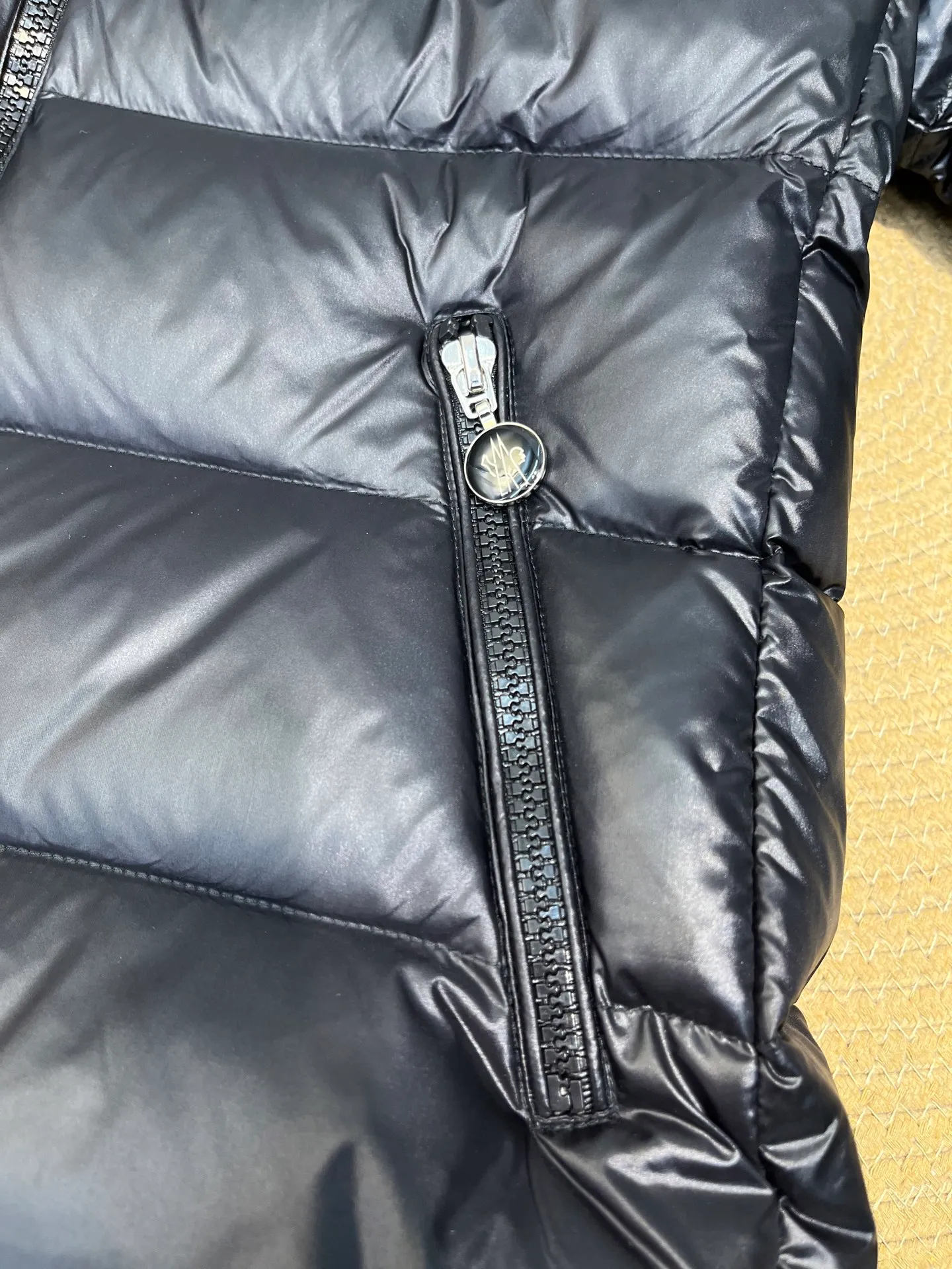 P980 moncler 🌟 2025 autumn and winter new down jacket. Original customized hardware accessories are all imported and original customization. Welcome to compare. Absolutely high quality. Made of top 90 white duck down. Super soft. Filled with fluffy and full feathers. Super heavy work. Fabric workmanship and perfect pattern. Pay attention to the fabric. Super comfortable. Exclusive model. Non-market goods. Same sizes for men and women.  size: 1234