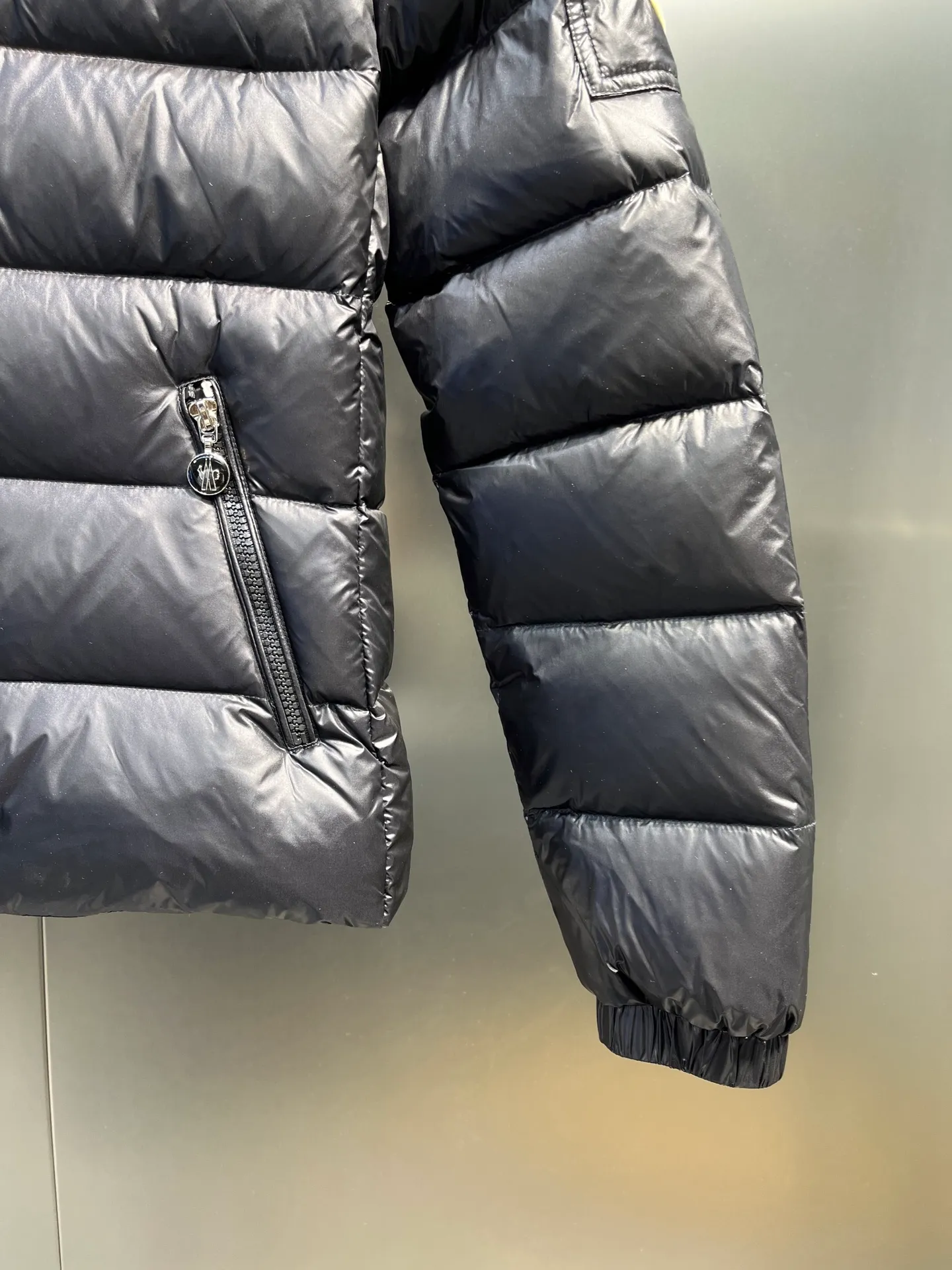 P980 moncler 🌟 2025 autumn and winter new down jacket. Original customized hardware accessories are all imported and original customization. Welcome to compare. Absolutely high quality. Made of top 90 white duck down. Super soft. Filled with fluffy and full feathers. Super heavy work. Fabric workmanship and perfect pattern. Pay attention to the fabric. Super comfortable. Exclusive model. Non-market goods. Same sizes for men and women.  size: 1234