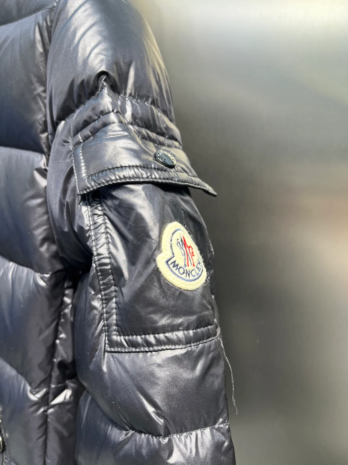 P980 moncler 🌟 2025 autumn and winter new down jacket. Original customized hardware accessories are all imported and original customization. Welcome to compare. Absolutely high quality. Made of top 90 white duck down. Super soft. Filled with fluffy and full feathers. Super heavy work. Fabric workmanship and perfect pattern. Pay attention to the fabric. Super comfortable. Exclusive model. Non-market goods. Same sizes for men and women.  size: 1234