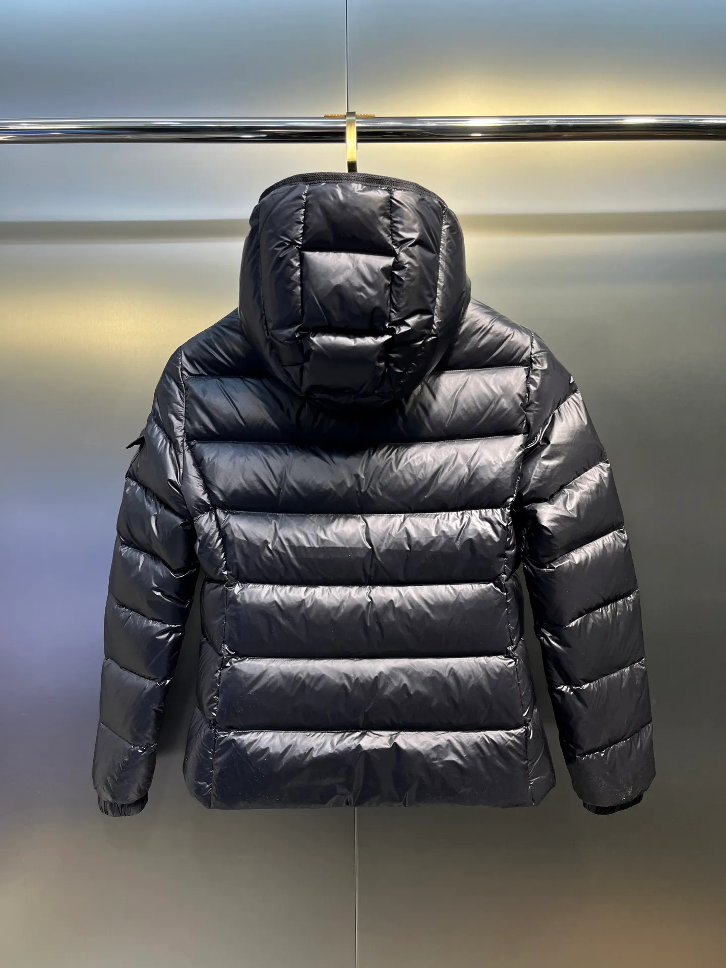 P980 moncler 🌟 2025 autumn and winter new down jacket. Original customized hardware accessories are all imported and original customization. Welcome to compare. Absolutely high quality. Made of top 90 white duck down. Super soft. Filled with fluffy and full feathers. Super heavy work. Fabric workmanship and perfect pattern. Pay attention to the fabric. Super comfortable. Exclusive model. Non-market goods. Same sizes for men and women.  size: 1234