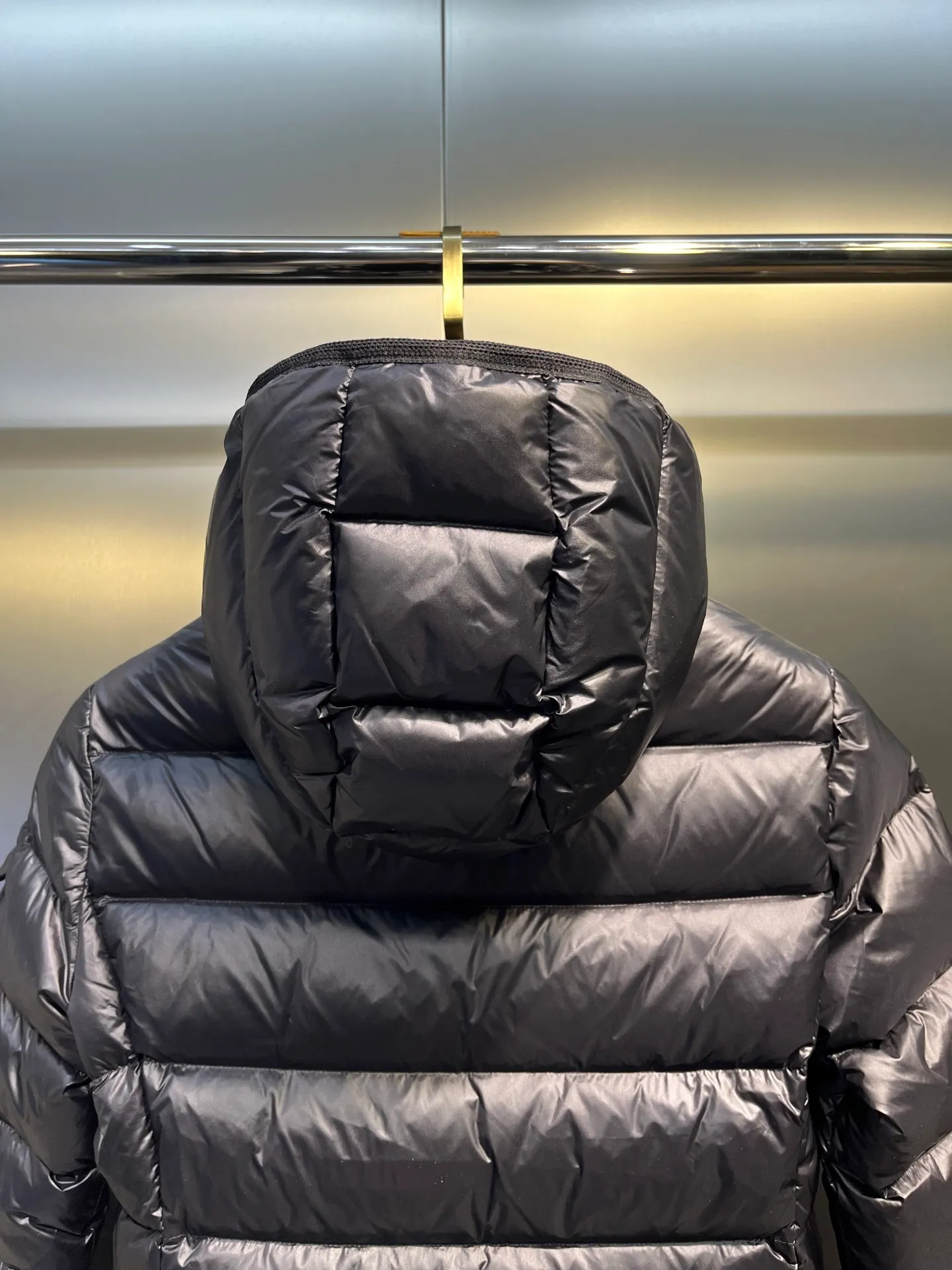 P980 moncler 🌟 2025 autumn and winter new down jacket. Original customized hardware accessories are all imported and original customization. Welcome to compare. Absolutely high quality. Made of top 90 white duck down. Super soft. Filled with fluffy and full feathers. Super heavy work. Fabric workmanship and perfect pattern. Pay attention to the fabric. Super comfortable. Exclusive model. Non-market goods. Same sizes for men and women.  size: 1234