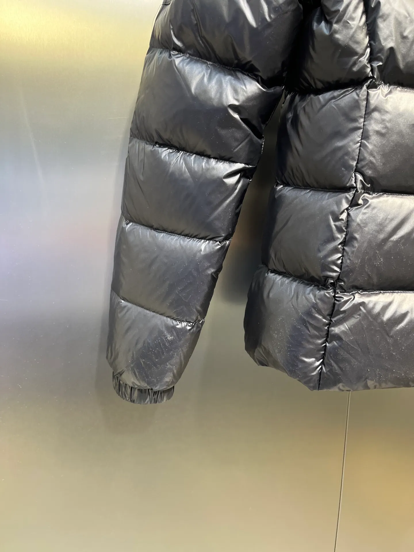 P980 moncler 🌟 2025 autumn and winter new down jacket. Original customized hardware accessories are all imported and original customization. Welcome to compare. Absolutely high quality. Made of top 90 white duck down. Super soft. Filled with fluffy and full feathers. Super heavy work. Fabric workmanship and perfect pattern. Pay attention to the fabric. Super comfortable. Exclusive model. Non-market goods. Same sizes for men and women.  size: 1234