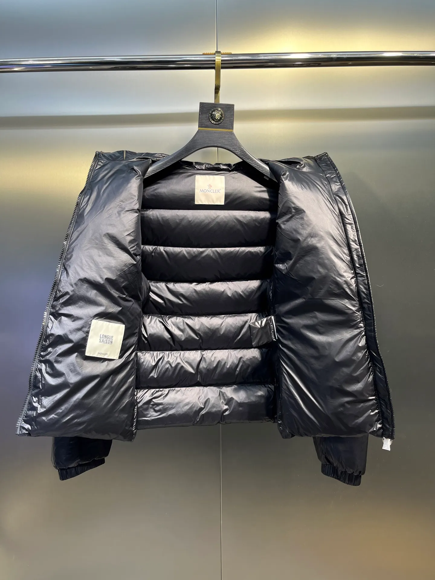 P980 moncler 🌟 2025 autumn and winter new down jacket. Original customized hardware accessories are all imported and original customization. Welcome to compare. Absolutely high quality. Made of top 90 white duck down. Super soft. Filled with fluffy and full feathers. Super heavy work. Fabric workmanship and perfect pattern. Pay attention to the fabric. Super comfortable. Exclusive model. Non-market goods. Same sizes for men and women.  size: 1234