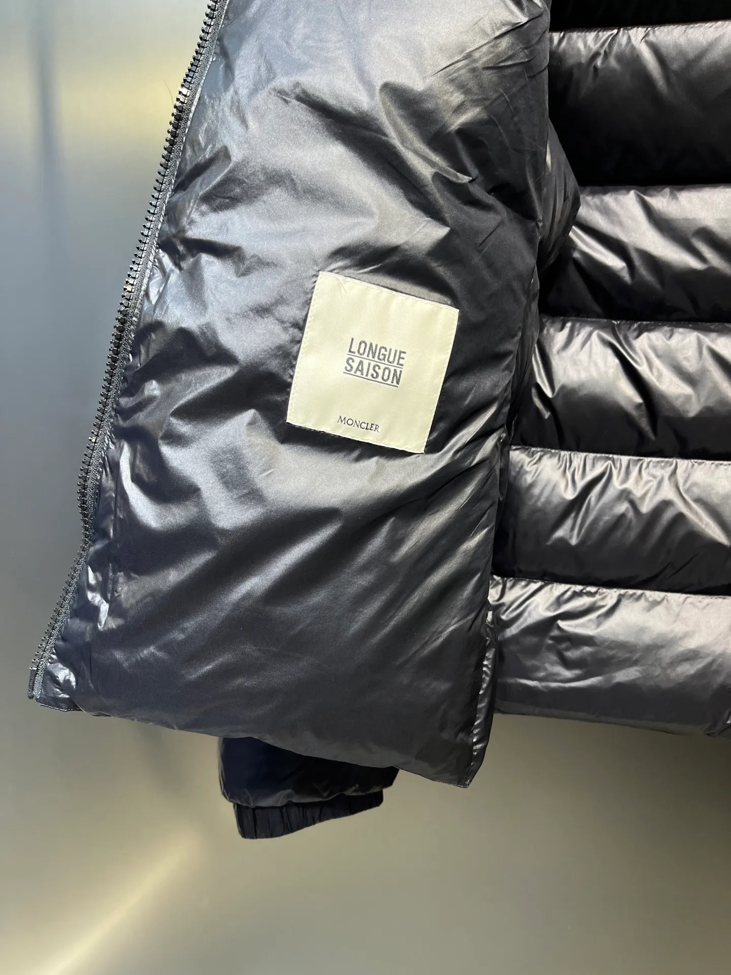P980 moncler 🌟 2025 autumn and winter new down jacket. Original customized hardware accessories are all imported and original customization. Welcome to compare. Absolutely high quality. Made of top 90 white duck down. Super soft. Filled with fluffy and full feathers. Super heavy work. Fabric workmanship and perfect pattern. Pay attention to the fabric. Super comfortable. Exclusive model. Non-market goods. Same sizes for men and women.  size: 1234