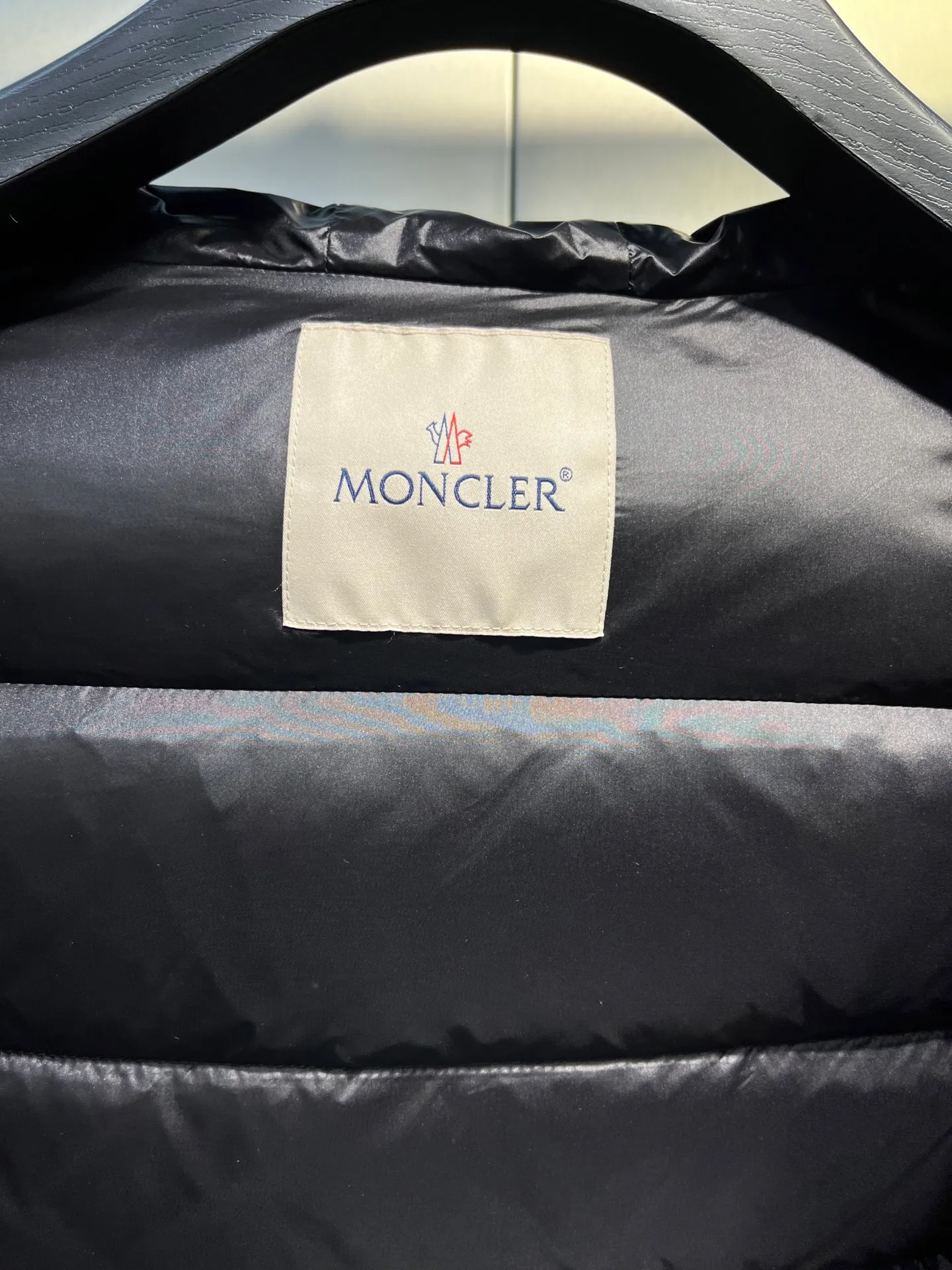 P980 moncler 🌟 2025 autumn and winter new down jacket. Original customized hardware accessories are all imported and original customization. Welcome to compare. Absolutely high quality. Made of top 90 white duck down. Super soft. Filled with fluffy and full feathers. Super heavy work. Fabric workmanship and perfect pattern. Pay attention to the fabric. Super comfortable. Exclusive model. Non-market goods. Same sizes for men and women.  size: 1234