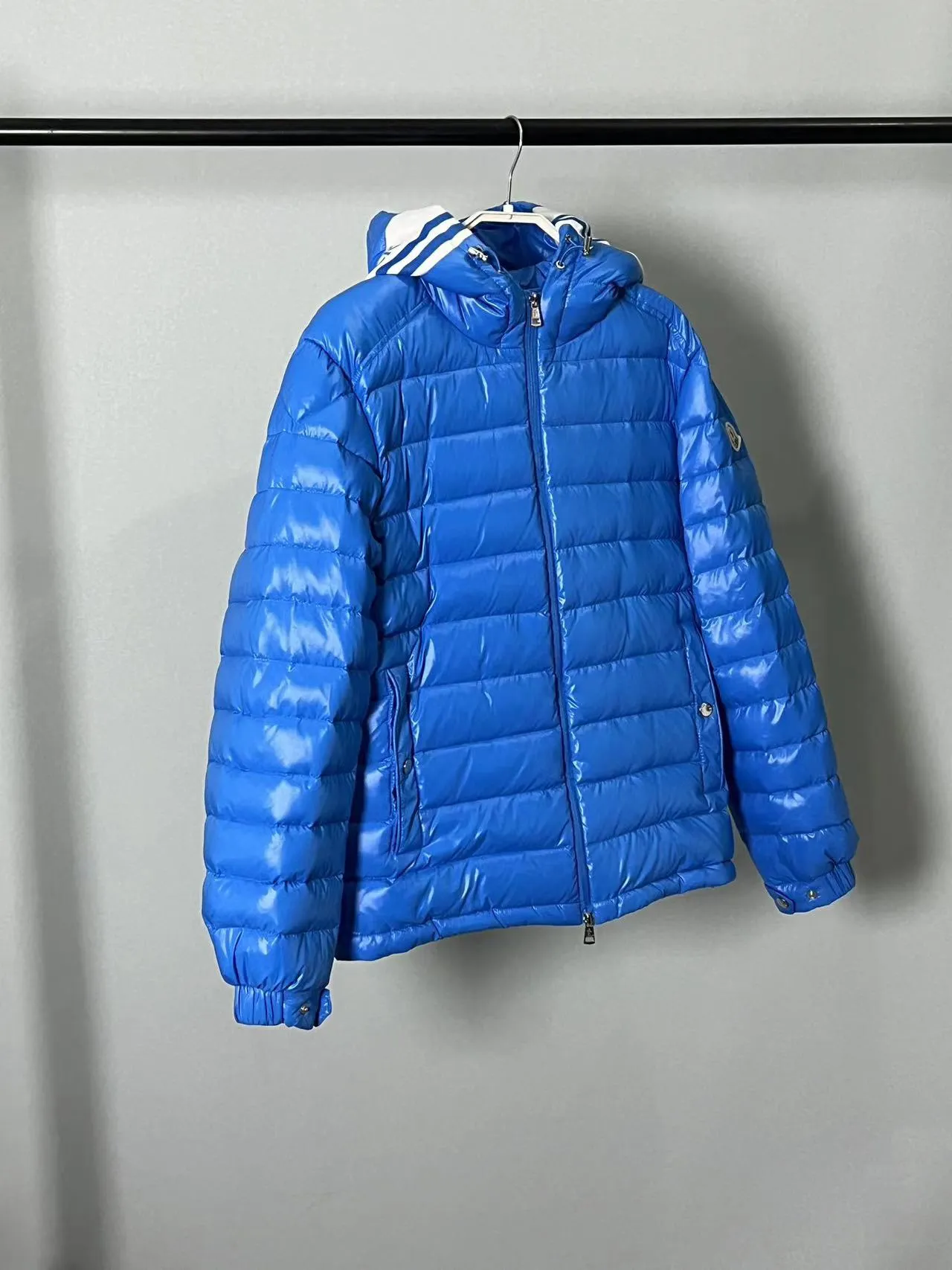 P820 ​​🆕2️⃣0️⃣2️⃣4️⃣🆕Moncler 🆕Stripe trimmed logo quilted hooded down jacket, simple and elegant, easy to wear Color: black, white, sky blue Size: 12345