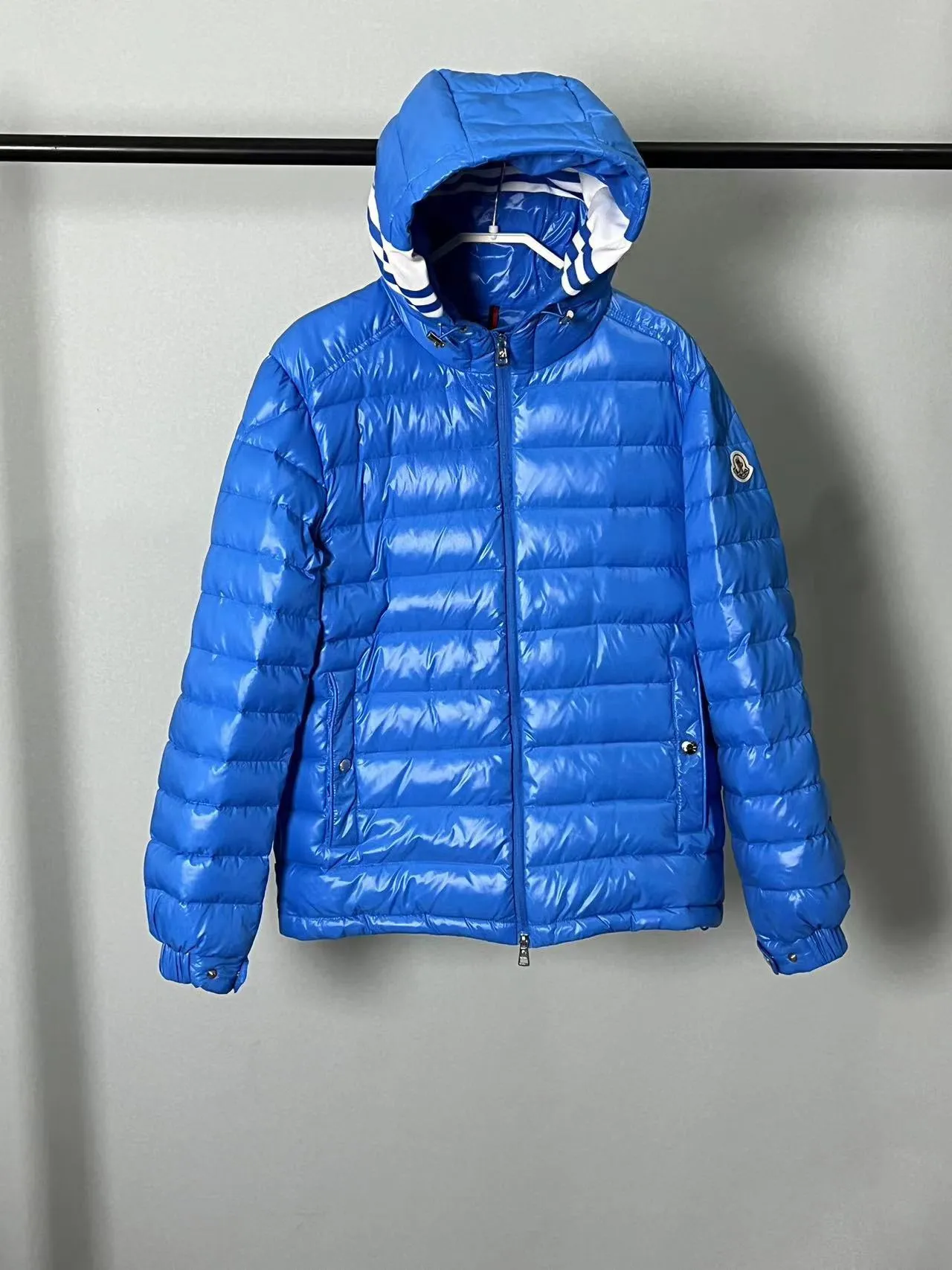 P820 ​​🆕2️⃣0️⃣2️⃣4️⃣🆕Moncler 🆕Stripe trimmed logo quilted hooded down jacket, simple and elegant, easy to wear Color: black, white, sky blue Size: 12345