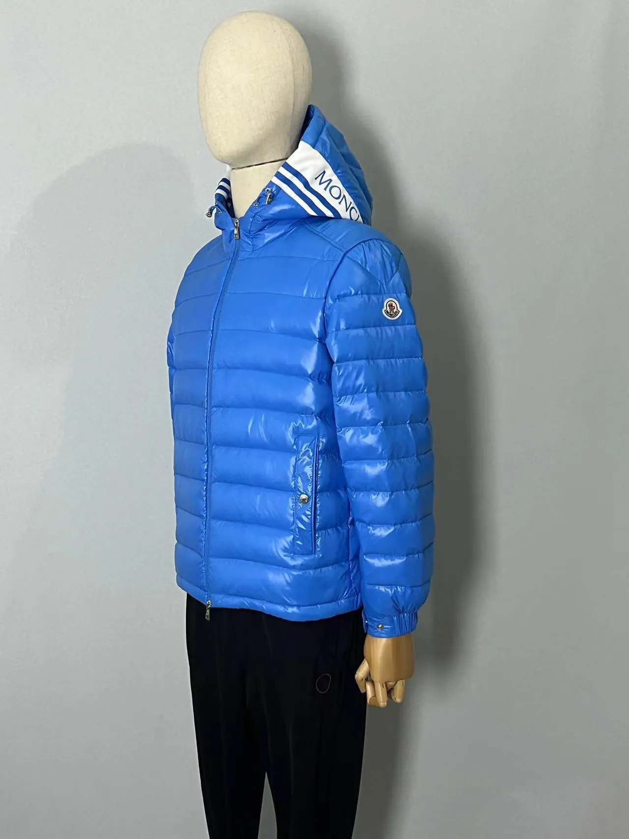 P820 ​​🆕2️⃣0️⃣2️⃣4️⃣🆕Moncler 🆕Stripe trimmed logo quilted hooded down jacket, simple and elegant, easy to wear Color: black, white, sky blue Size: 12345