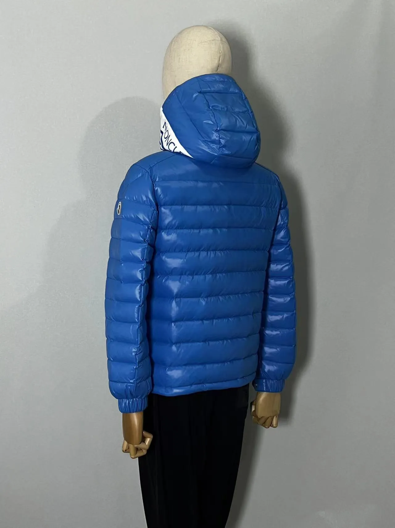 P820 ​​🆕2️⃣0️⃣2️⃣4️⃣🆕Moncler 🆕Stripe trimmed logo quilted hooded down jacket, simple and elegant, easy to wear Color: black, white, sky blue Size: 12345