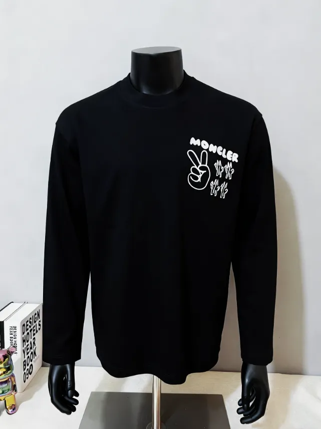 P180 MONCLER new release, 2025fw official synchronized logo printed long-sleeved T-shirt, the details match the official version, and the size of the logo is strictly controlled , standard size, details are in sync with the official version; 280g double yarn 100% cotton fabric is selected, imported woven thread, the neckline is boned to prevent deformation, washed at high temperature at the factory, the fabric is soft and breathable, does not shrink and prevent deformation, NCF washed mark identification, details are in place and the upper body is good-looking, European size version, loose and suitable, the same color as the official website: black, size XS-L (L size can wear 200 pounds)