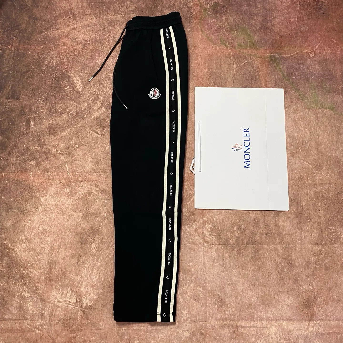 P280 moncler masked webbing casual pants, black logo stripe design on the side, drawstring elastic waistband, pockets on both sides, the fabric is comfortable and textured. Taken in kind with the original camera.   Size 46/48/50/52