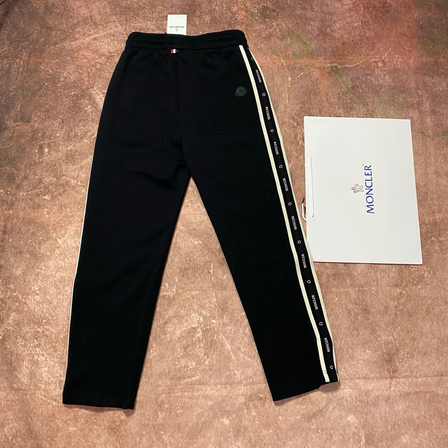 P280 moncler masked webbing casual pants, black logo stripe design on the side, drawstring elastic waistband, pockets on both sides, the fabric is comfortable and textured. Taken in kind with the original camera.   Size 46/48/50/52