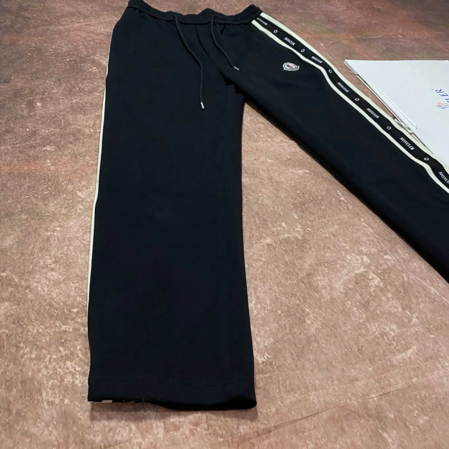 P280 moncler masked webbing casual pants, black logo stripe design on the side, drawstring elastic waistband, pockets on both sides, the fabric is comfortable and textured. Taken in kind with the original camera.   Size 46/48/50/52