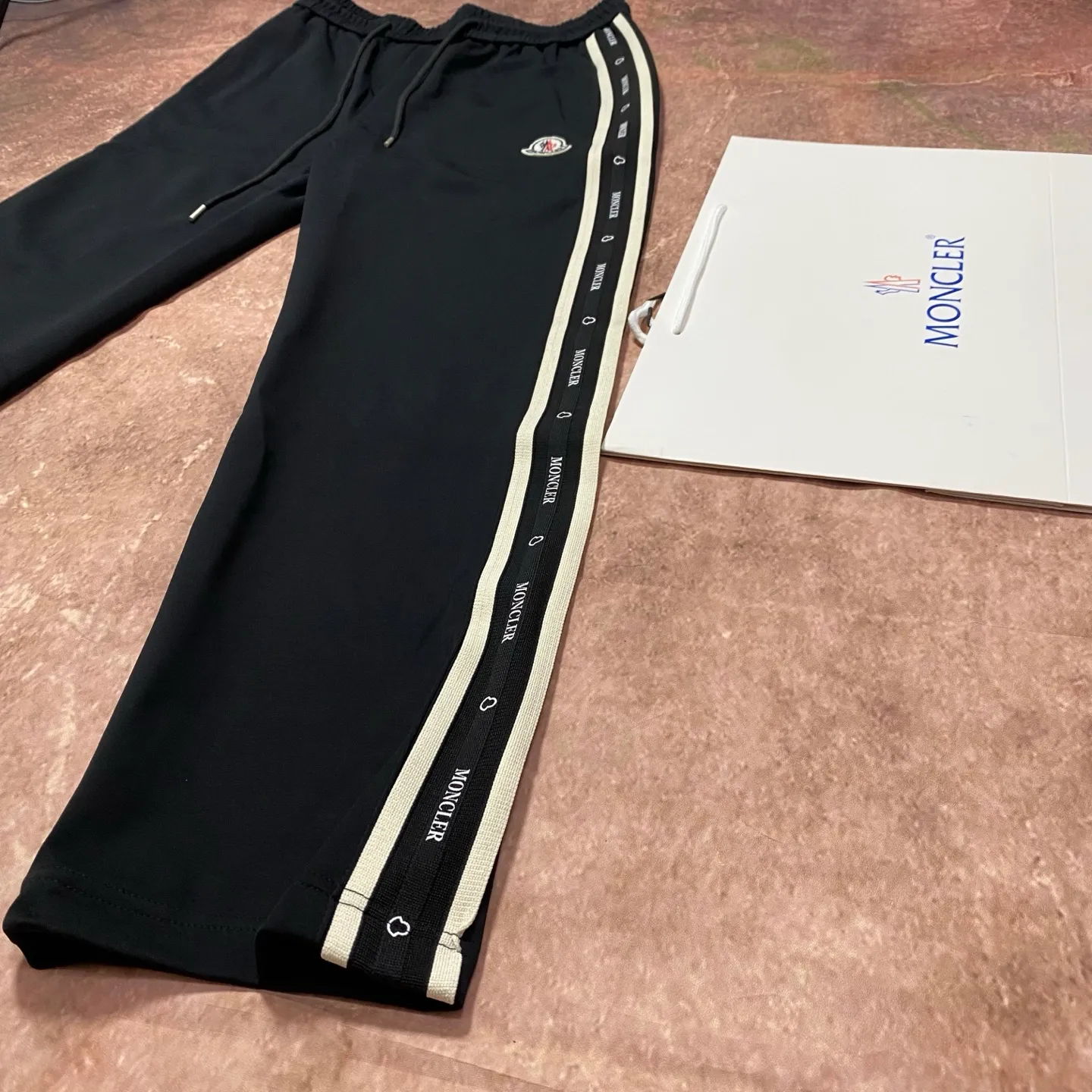 P280 moncler masked webbing casual pants, black logo stripe design on the side, drawstring elastic waistband, pockets on both sides, the fabric is comfortable and textured. Taken in kind with the original camera.   Size 46/48/50/52