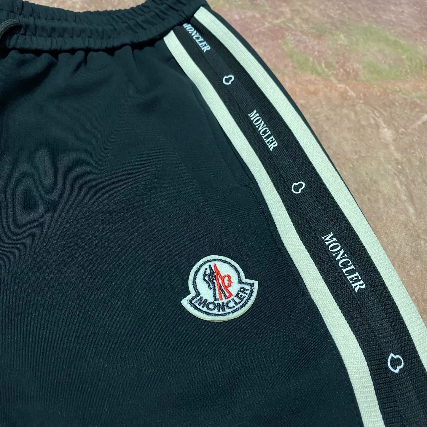 P280 moncler masked webbing casual pants, black logo stripe design on the side, drawstring elastic waistband, pockets on both sides, the fabric is comfortable and textured. Taken in kind with the original camera.   Size 46/48/50/52