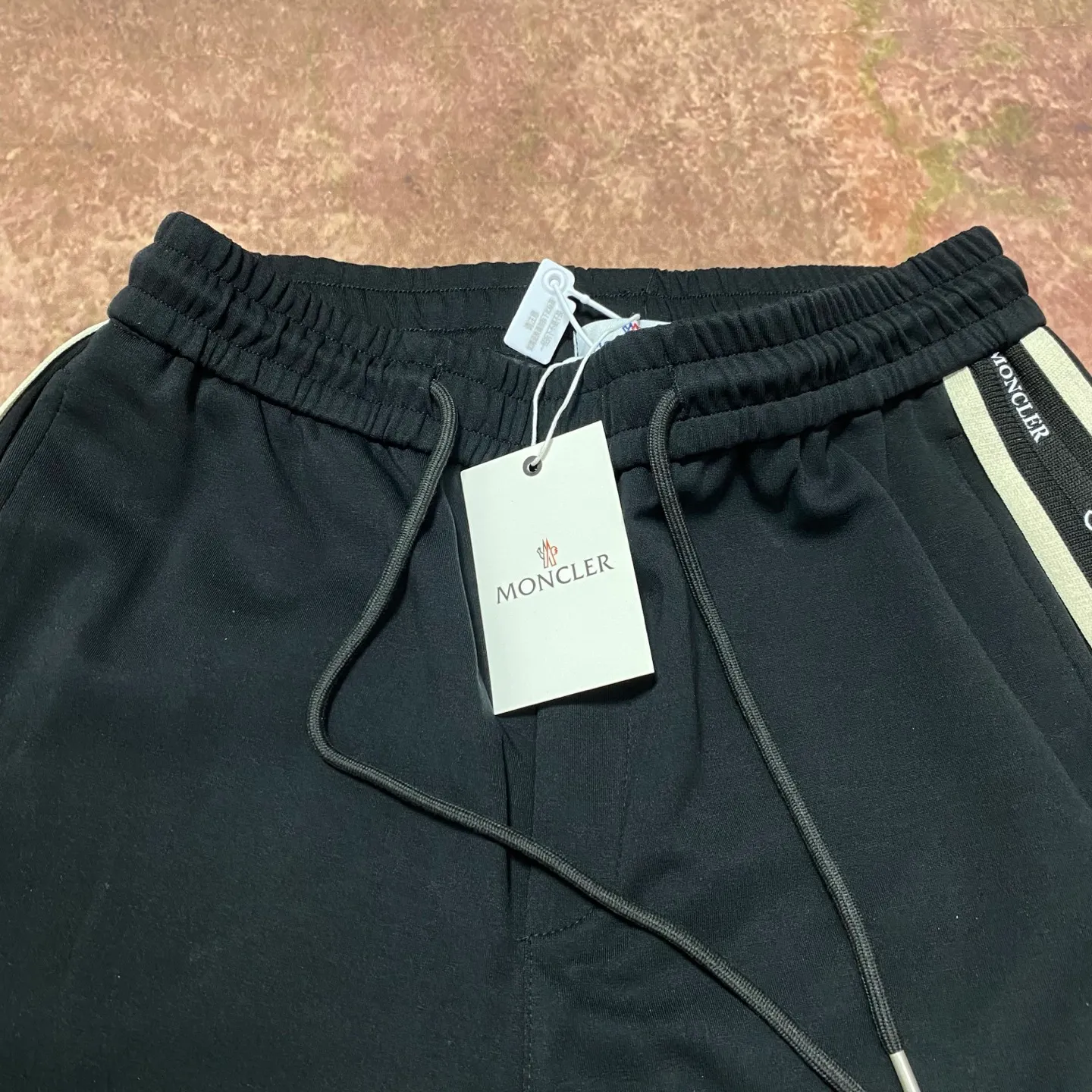 P280 moncler masked webbing casual pants, black logo stripe design on the side, drawstring elastic waistband, pockets on both sides, the fabric is comfortable and textured. Taken in kind with the original camera.   Size 46/48/50/52