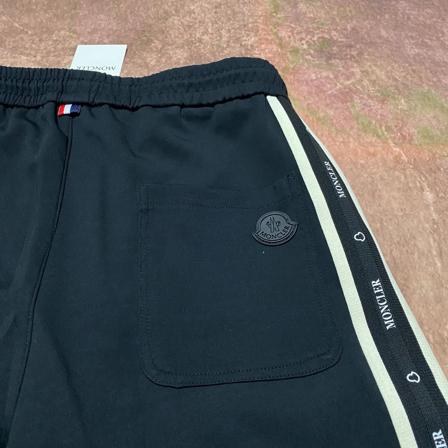 P280 moncler masked webbing casual pants, black logo stripe design on the side, drawstring elastic waistband, pockets on both sides, the fabric is comfortable and textured. Taken in kind with the original camera.   Size 46/48/50/52