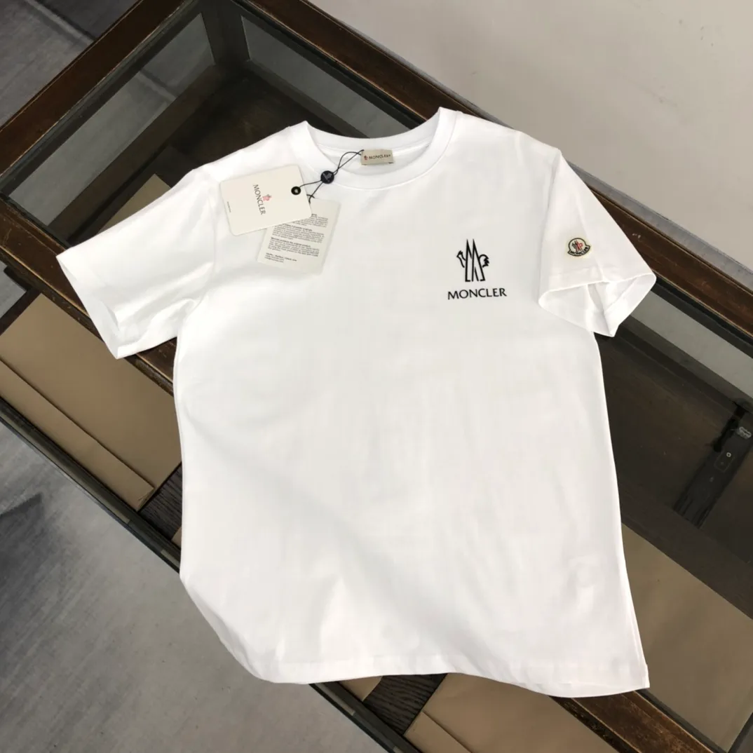 P160 Moncler/Mongolian new summer short-sleeved T-shirt. The letters on the chest are printed and embellished with the brand logo on the side sleeves. It is highly recognizable. This T-shirt is the crystallization of Moncler’s pure personality and functionality. It is specially designed for creating a casual look. It is suitable for matching with various clothing. It is made of custom-woven high-density cotton fabric! Black White S-XL (larger version, please state your height and weight when placing an order)