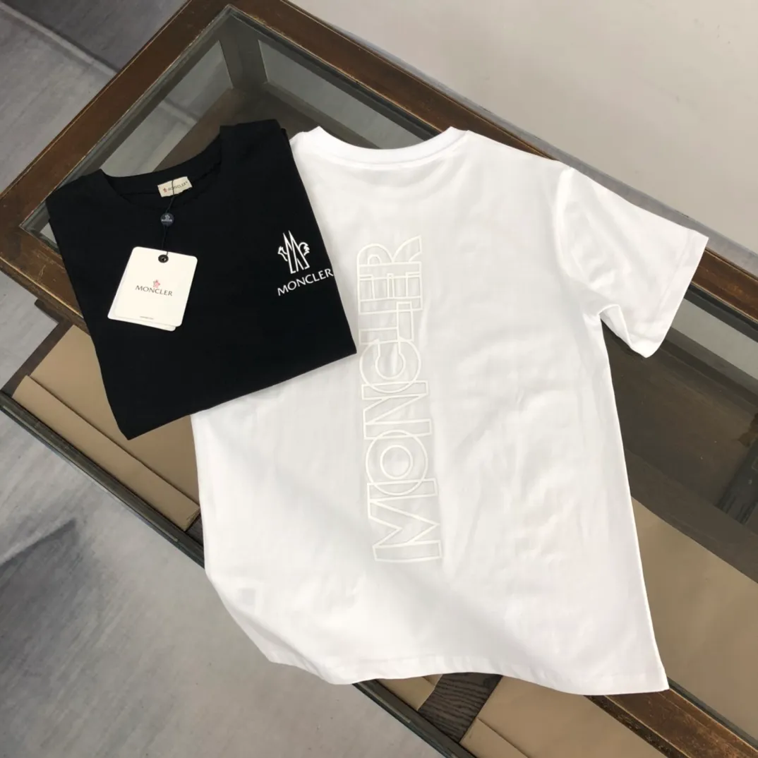 P160 Moncler/Mongolian new summer short-sleeved T-shirt. The letters on the chest are printed and embellished with the brand logo on the side sleeves. It is highly recognizable. This T-shirt is the crystallization of Moncler’s pure personality and functionality. It is specially designed for creating a casual look. It is suitable for matching with various clothing. It is made of custom-woven high-density cotton fabric! Black White S-XL (larger version, please state your height and weight when placing an order)