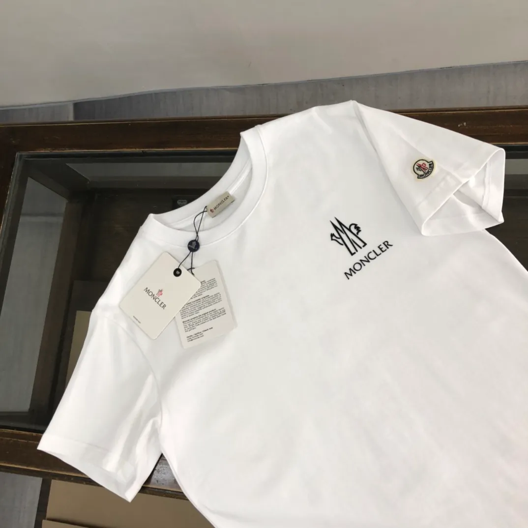 P160 Moncler/Mongolian new summer short-sleeved T-shirt. The letters on the chest are printed and embellished with the brand logo on the side sleeves. It is highly recognizable. This T-shirt is the crystallization of Moncler’s pure personality and functionality. It is specially designed for creating a casual look. It is suitable for matching with various clothing. It is made of custom-woven high-density cotton fabric! Black White S-XL (larger version, please state your height and weight when placing an order)
