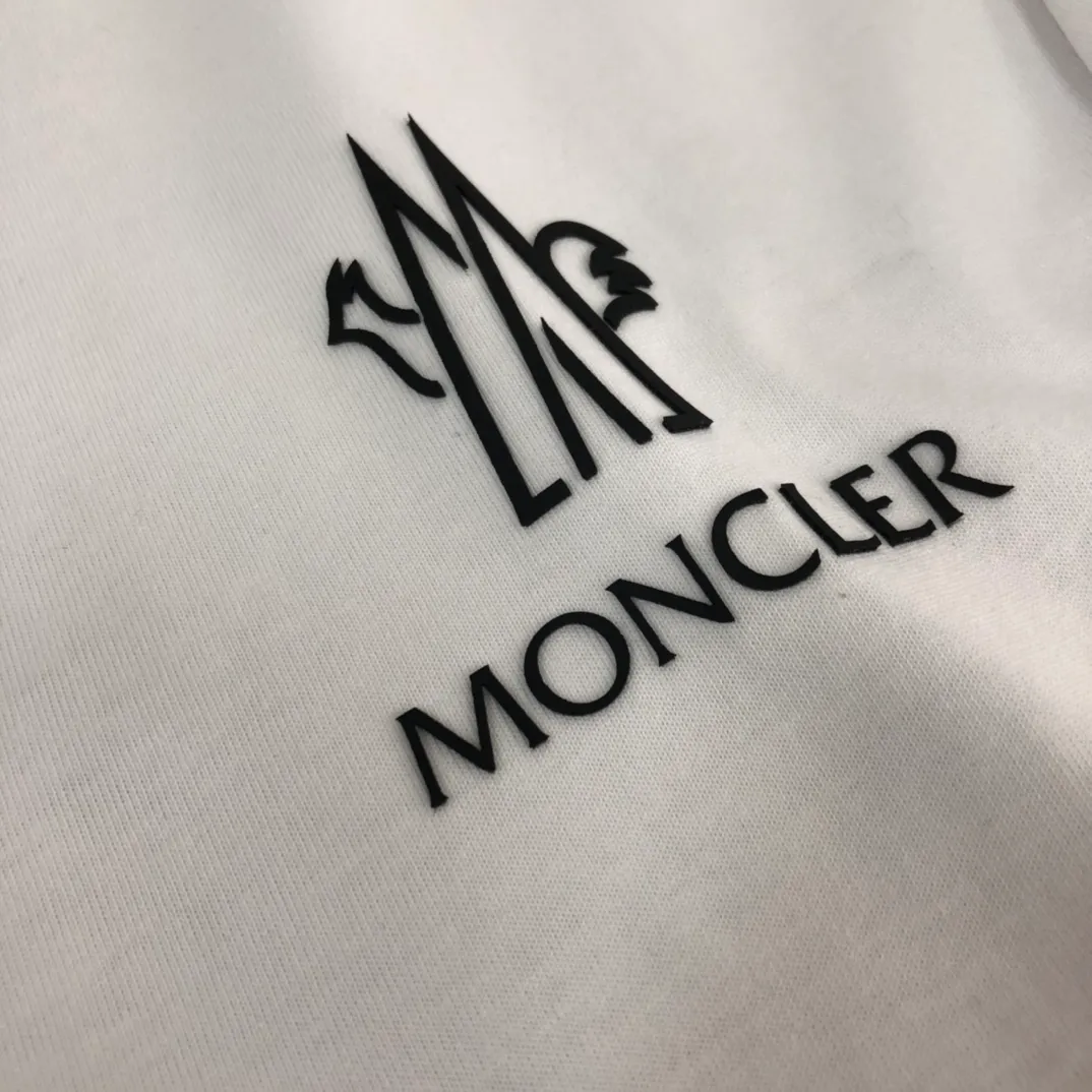 P160 Moncler/Mongolian new summer short-sleeved T-shirt. The letters on the chest are printed and embellished with the brand logo on the side sleeves. It is highly recognizable. This T-shirt is the crystallization of Moncler’s pure personality and functionality. It is specially designed for creating a casual look. It is suitable for matching with various clothing. It is made of custom-woven high-density cotton fabric! Black White S-XL (larger version, please state your height and weight when placing an order)